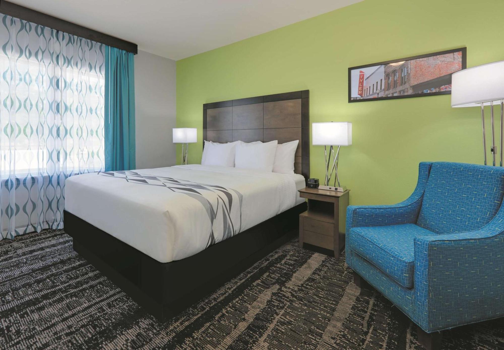 One-Bedroom King Suite - Non-Smoking