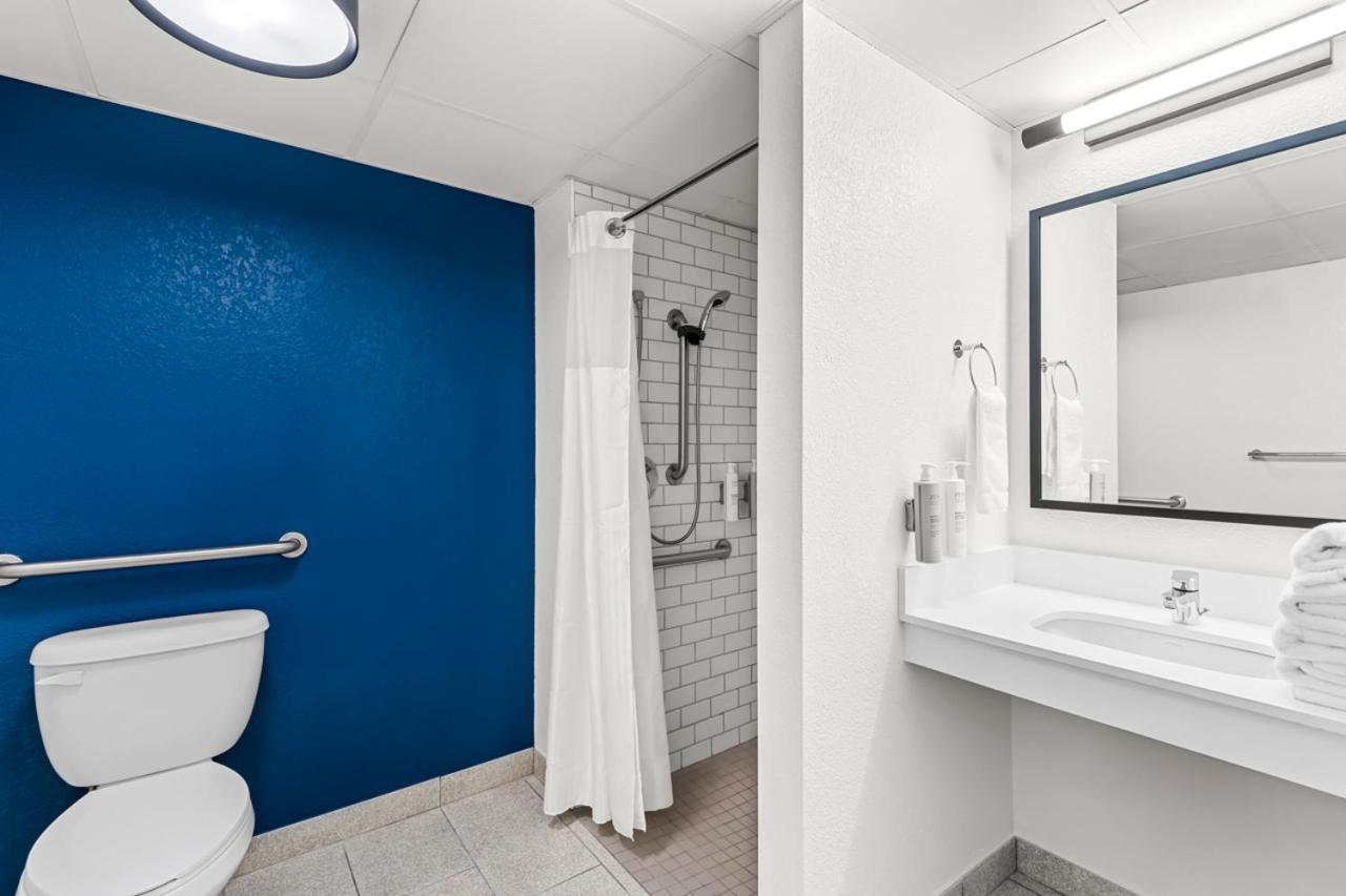 King Room with Roll-In Shower - Mobility Access