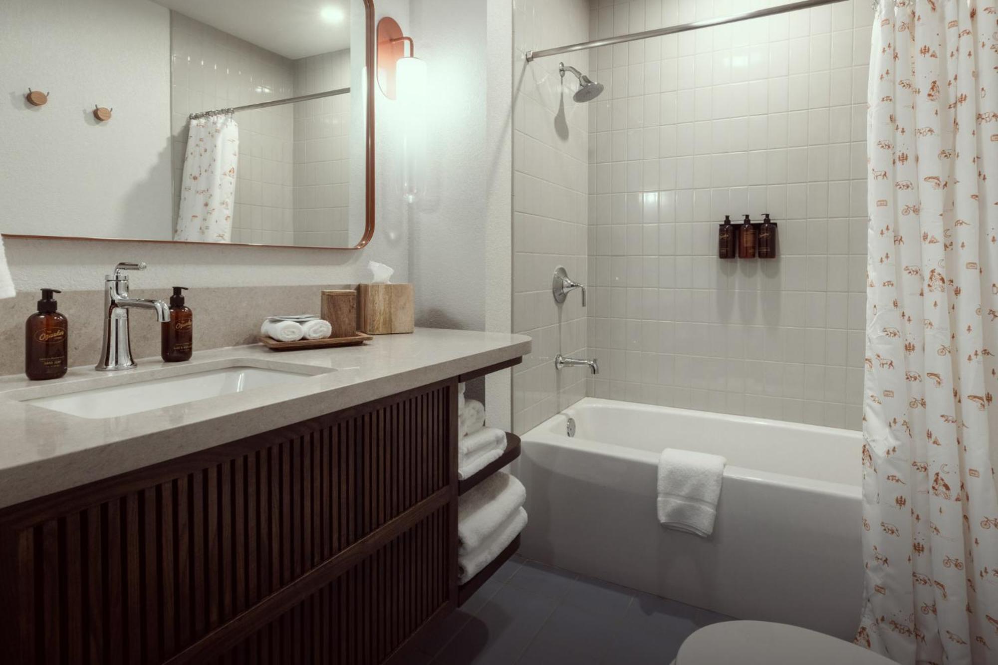 Queen Room with Two Queen Beds - High Floor,1625488361:JPEG
