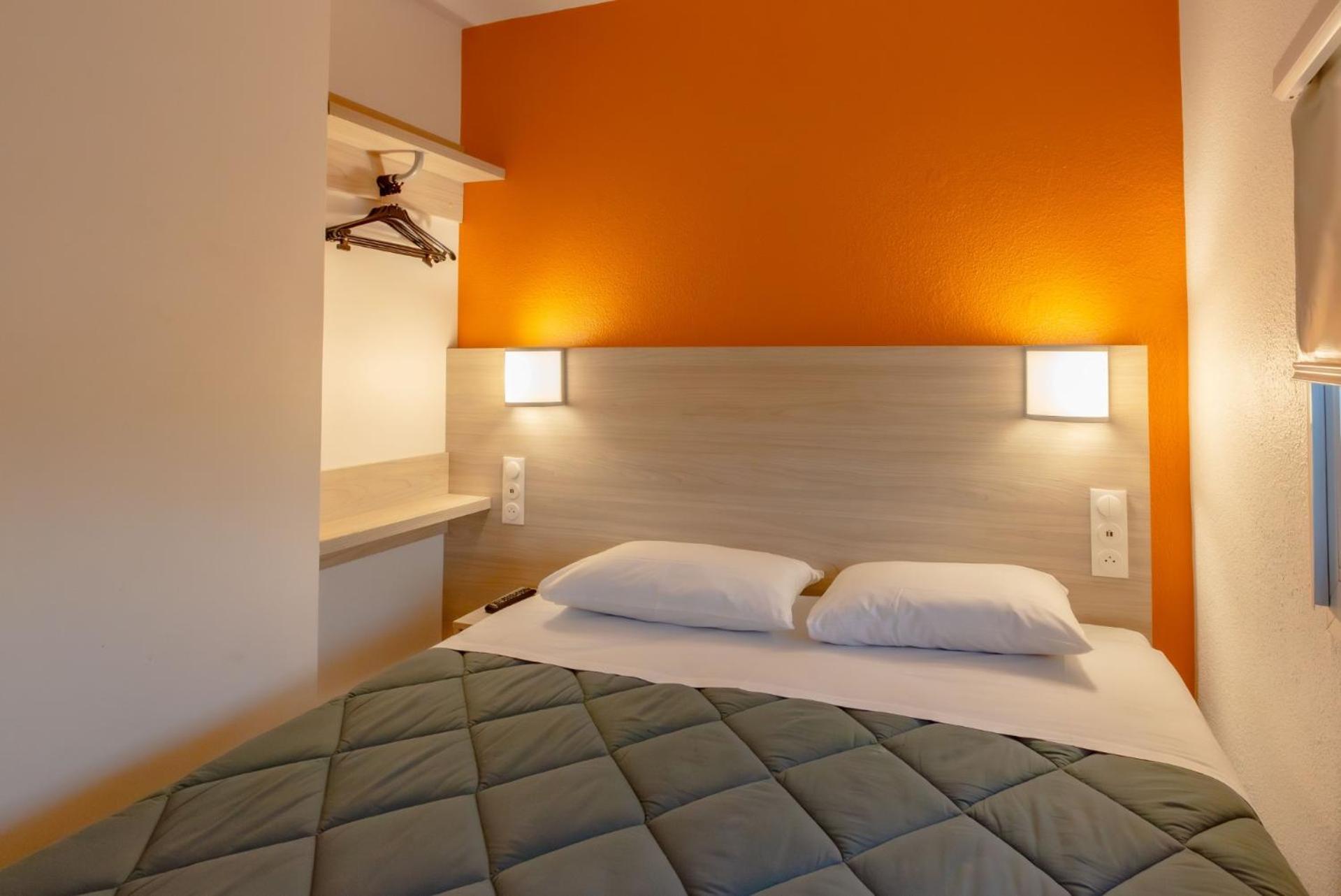 Chambre Double avec Salle de Bains et Toilettes Communes