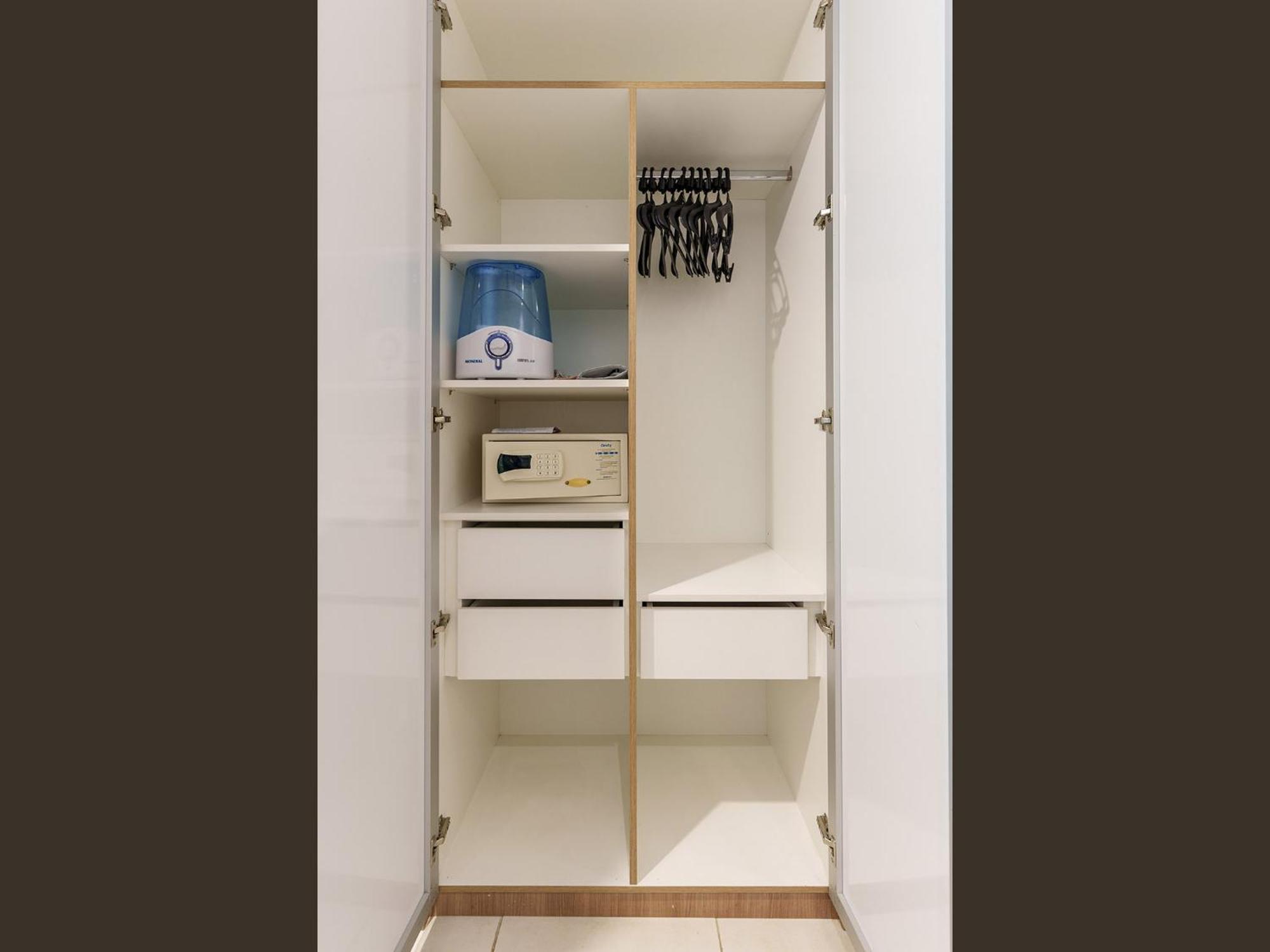 Quarto Superior com 2 Camas de Solteiro Vista da Cidade