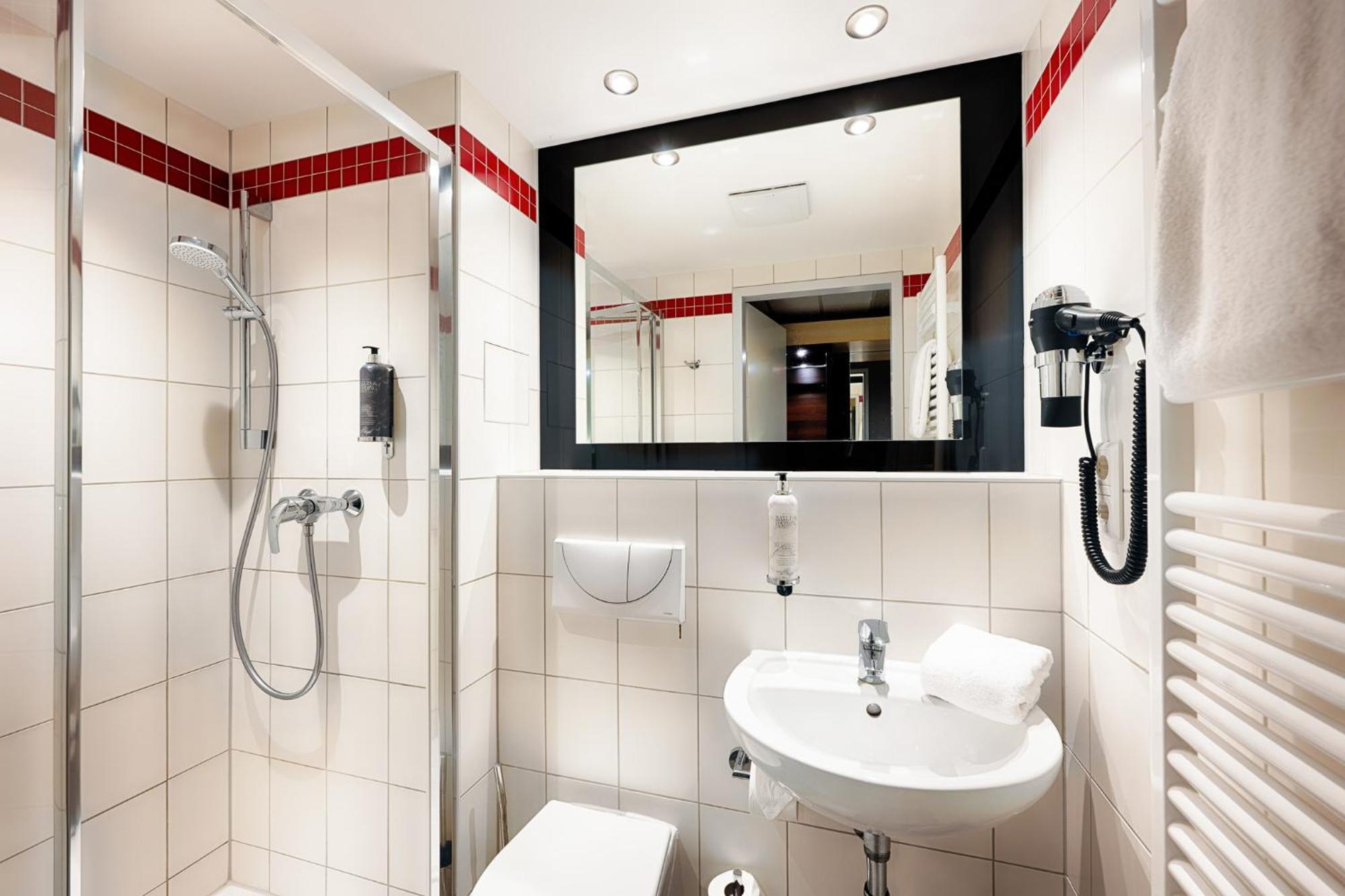 Family Room with a double bed and 1 single beds,1628645441:JPEG