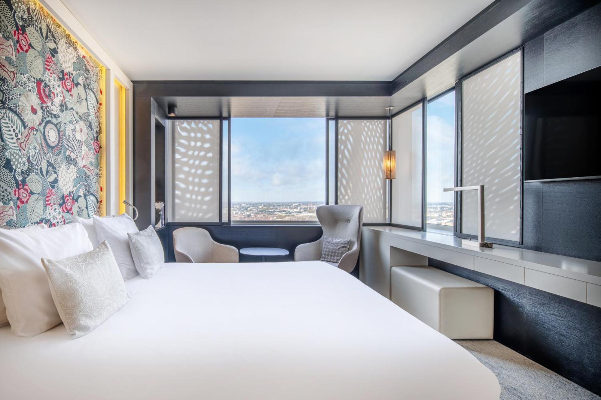 Deluxe Panorama Corner Room Lounge Access