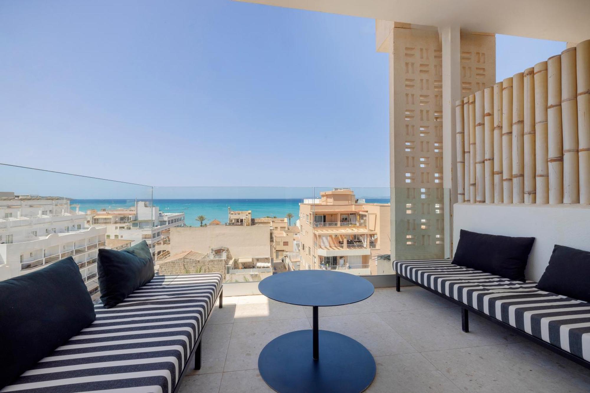 Doppel- oder Zweibettzimmer mit Balkon und teilweisem Meerblick