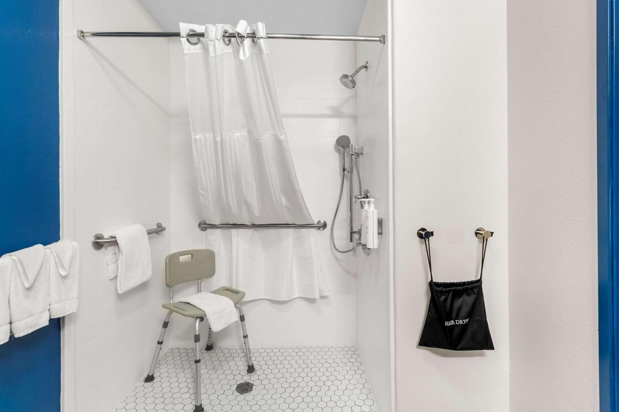 King Room with Roll-In Shower - Mobility Access