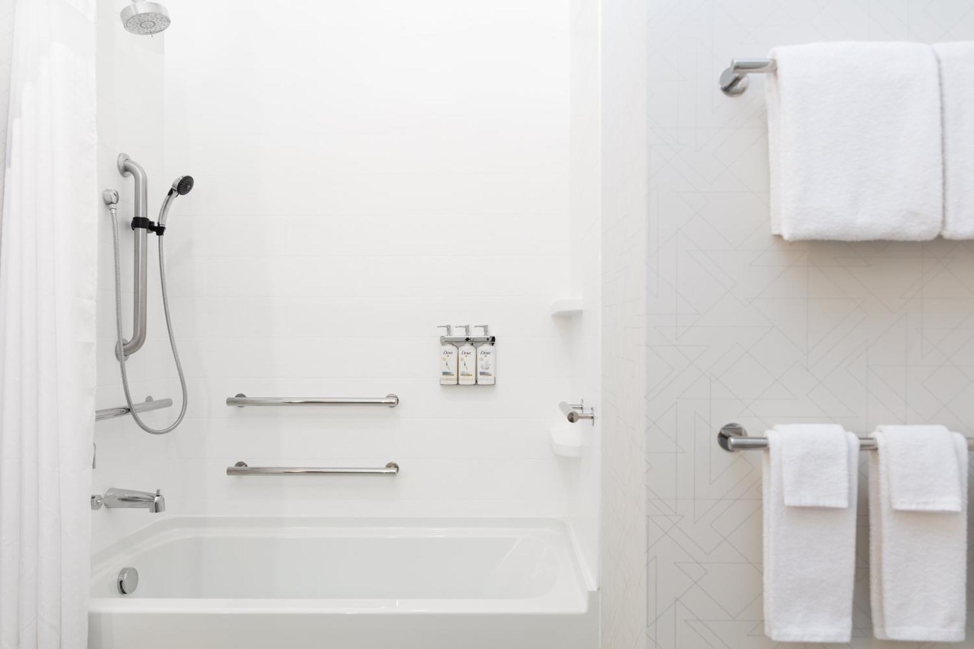 Queen Room with Bath Tub - Hearing Accessible/Non-Smoking