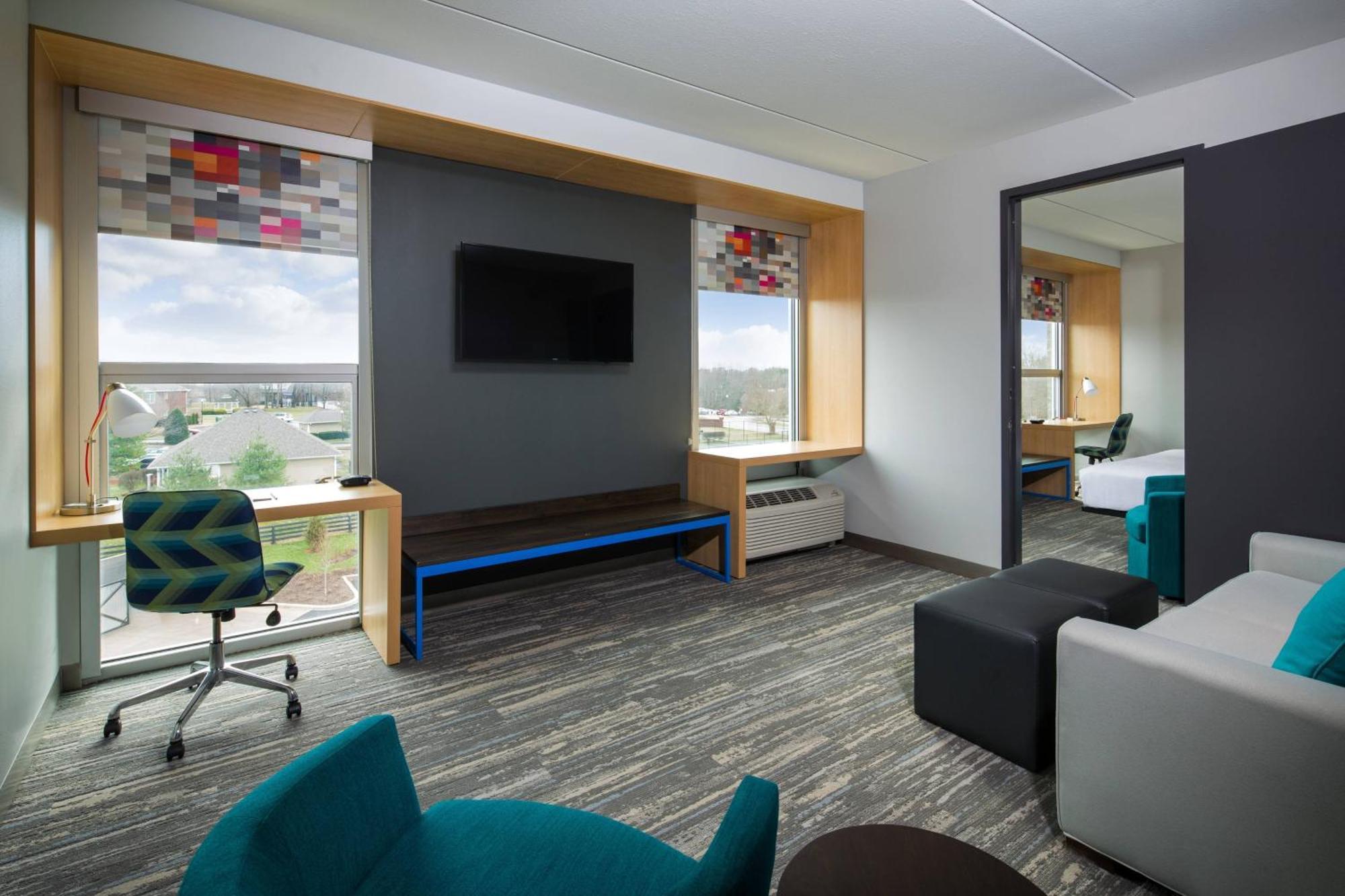Aloft Suite 1 King Alternate bed sofa bed
