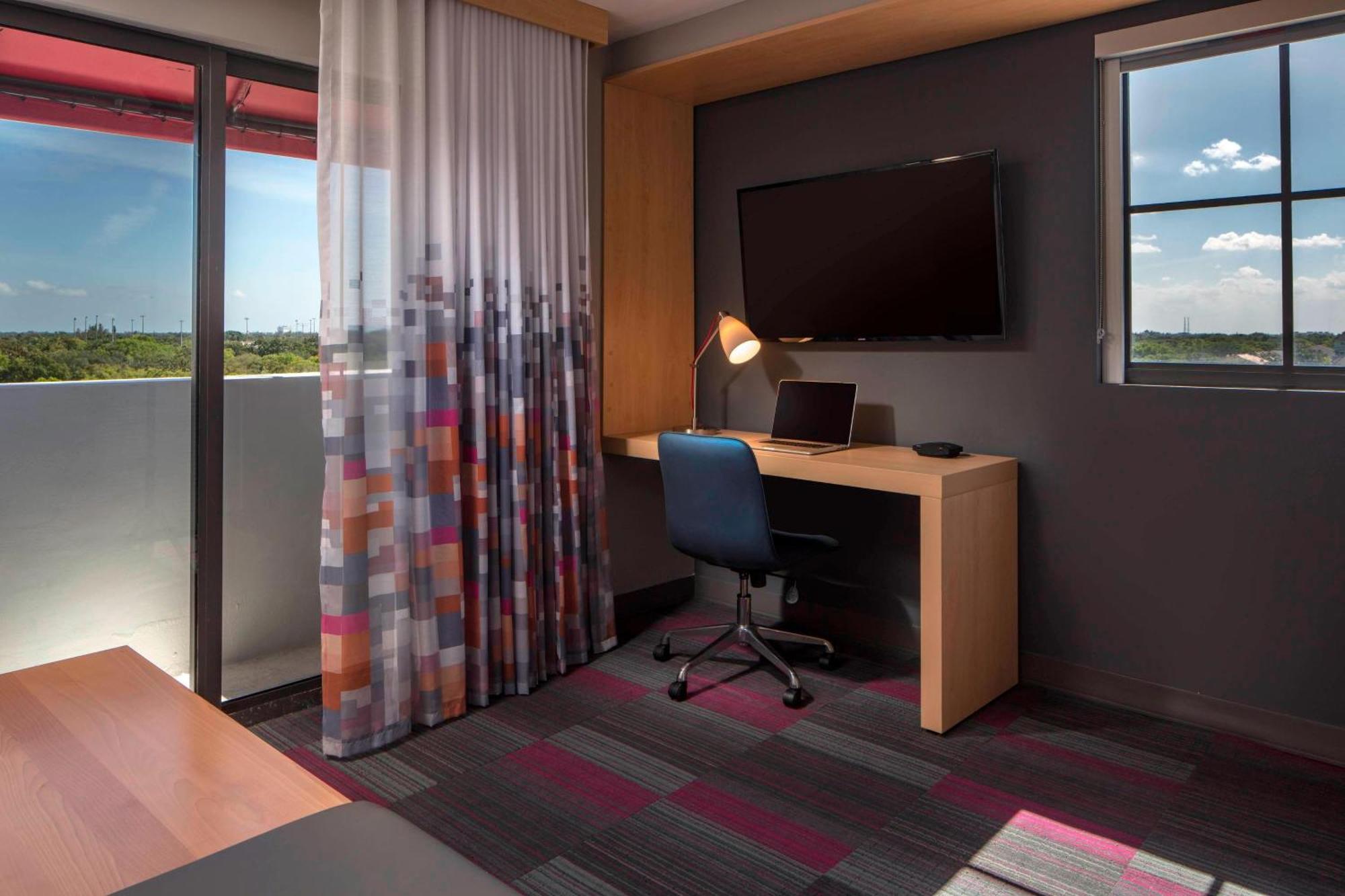 Aloft Guest Room Larger Guest room 1 King Low floor,1631587998:JPEG