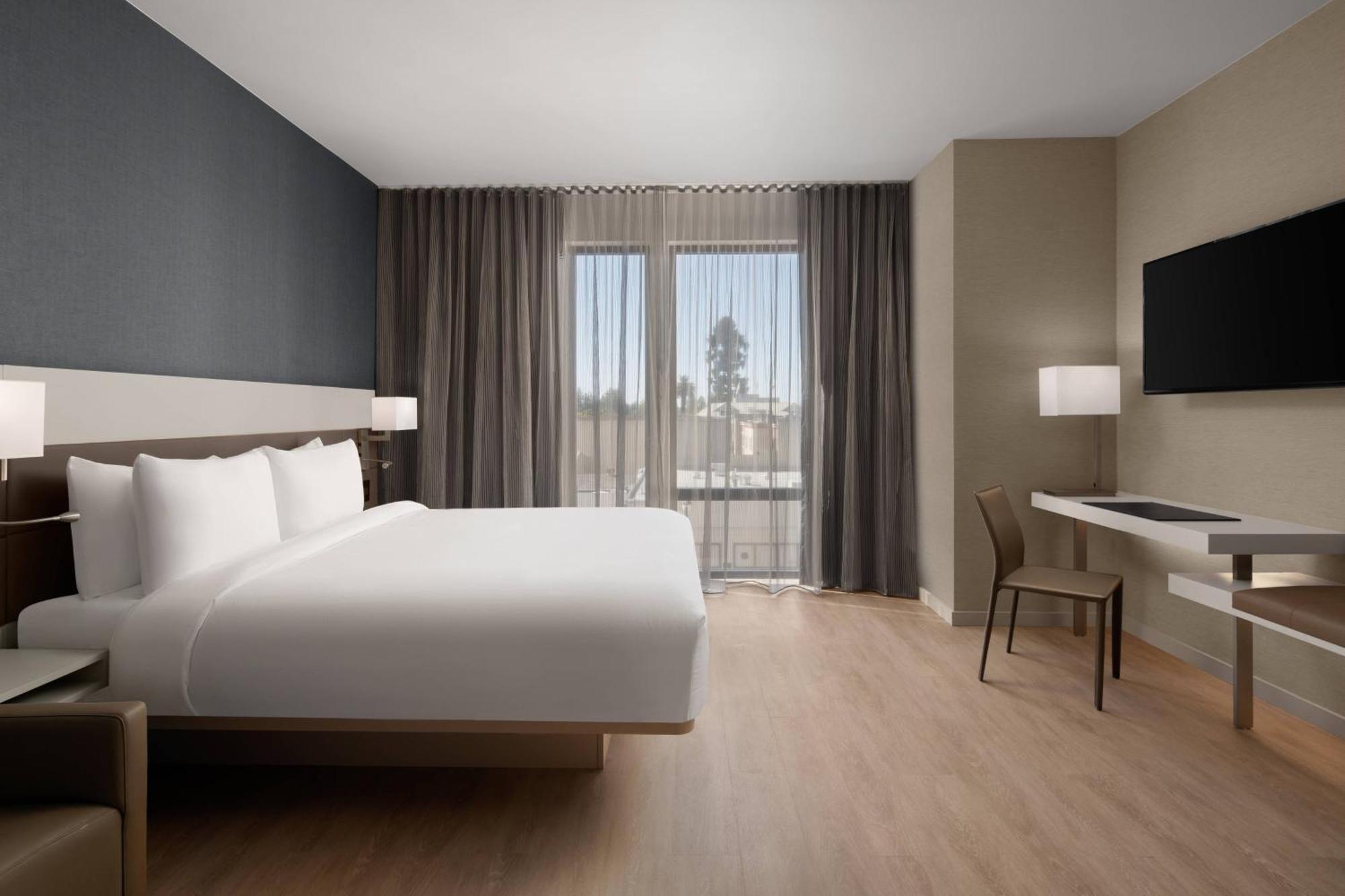 Guest room, 1 King, Courtyard view