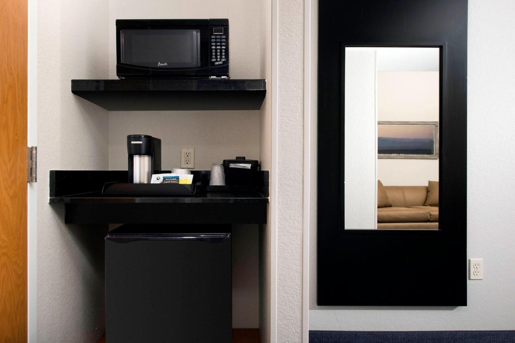 Larger Studio with King Bed, Bathtub and Sofa Bed - Mobility Access