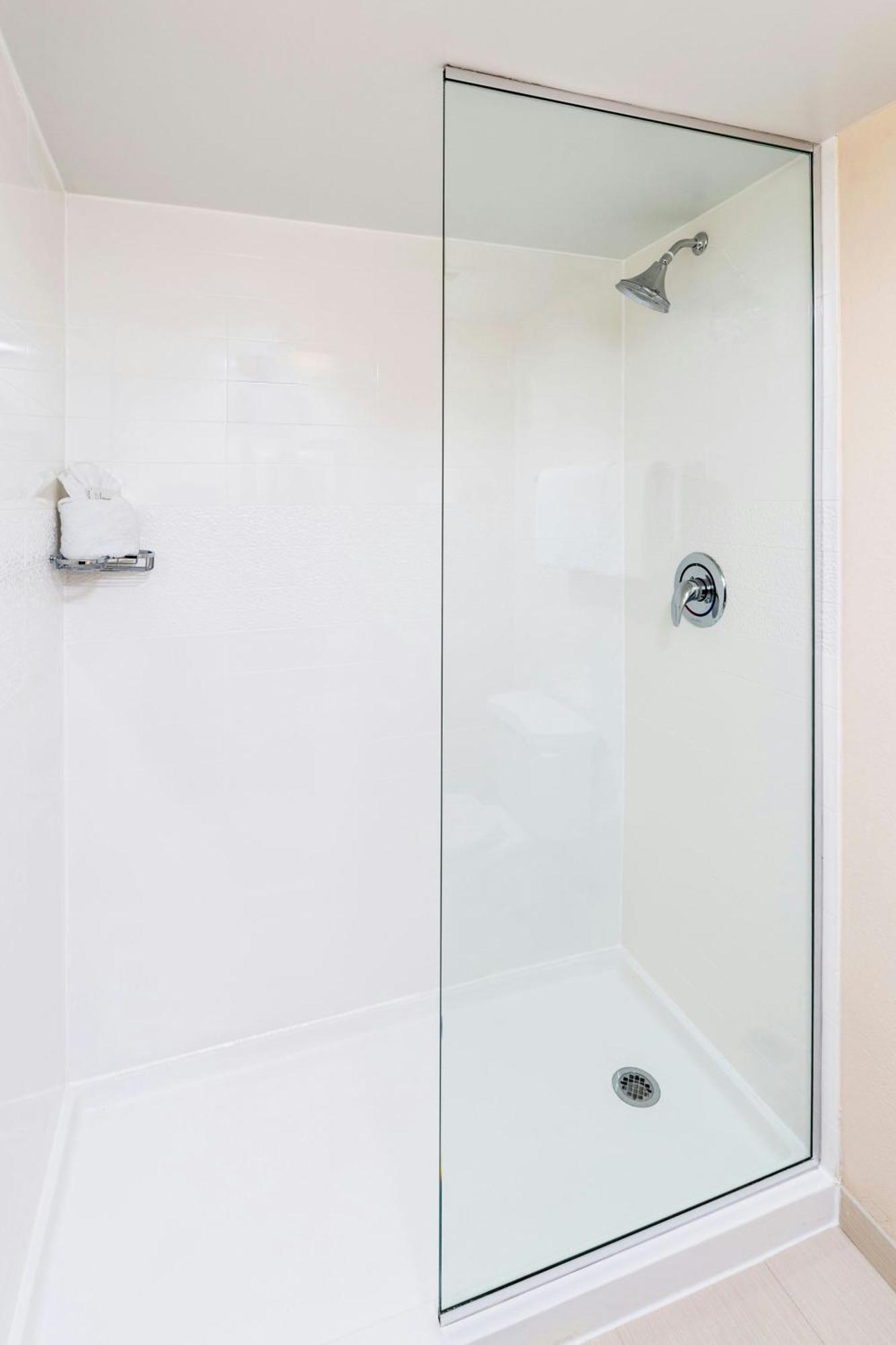 King Suite with Bathtub and Sofa Bed - Mobility Access
