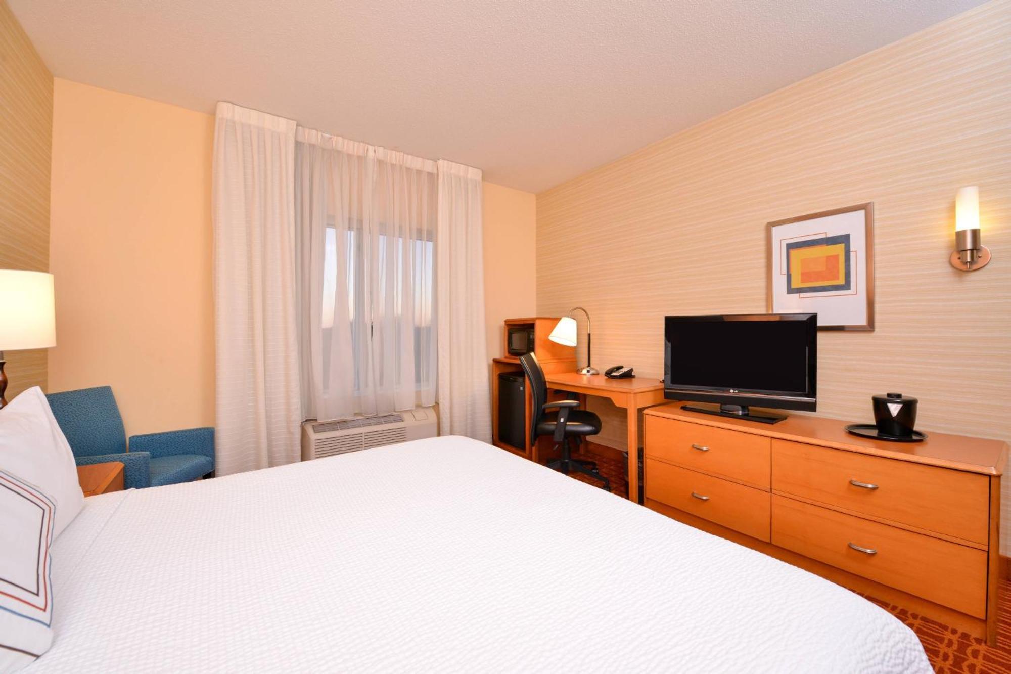 King Room with Transfer Shower - Mobility Access/Hearing Accessible
