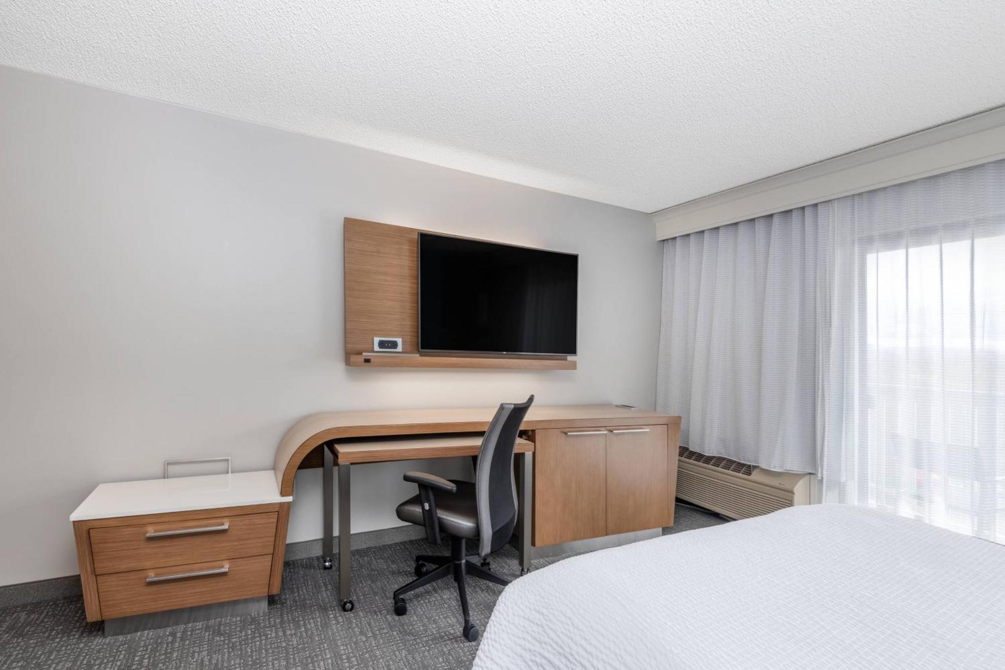 Zimmer mit Kingsize-Bett und Schlafsofa