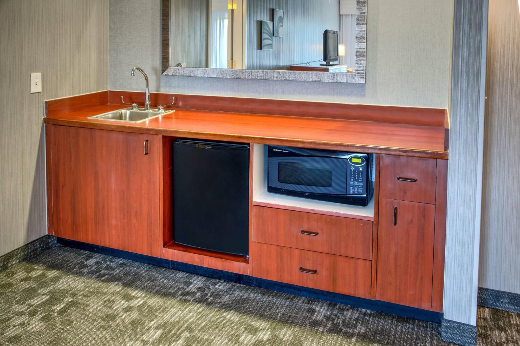One-Bedroom King Suite with Courtyard View and Sofa Bed - Mobility Access/Bathtub/Conference Space