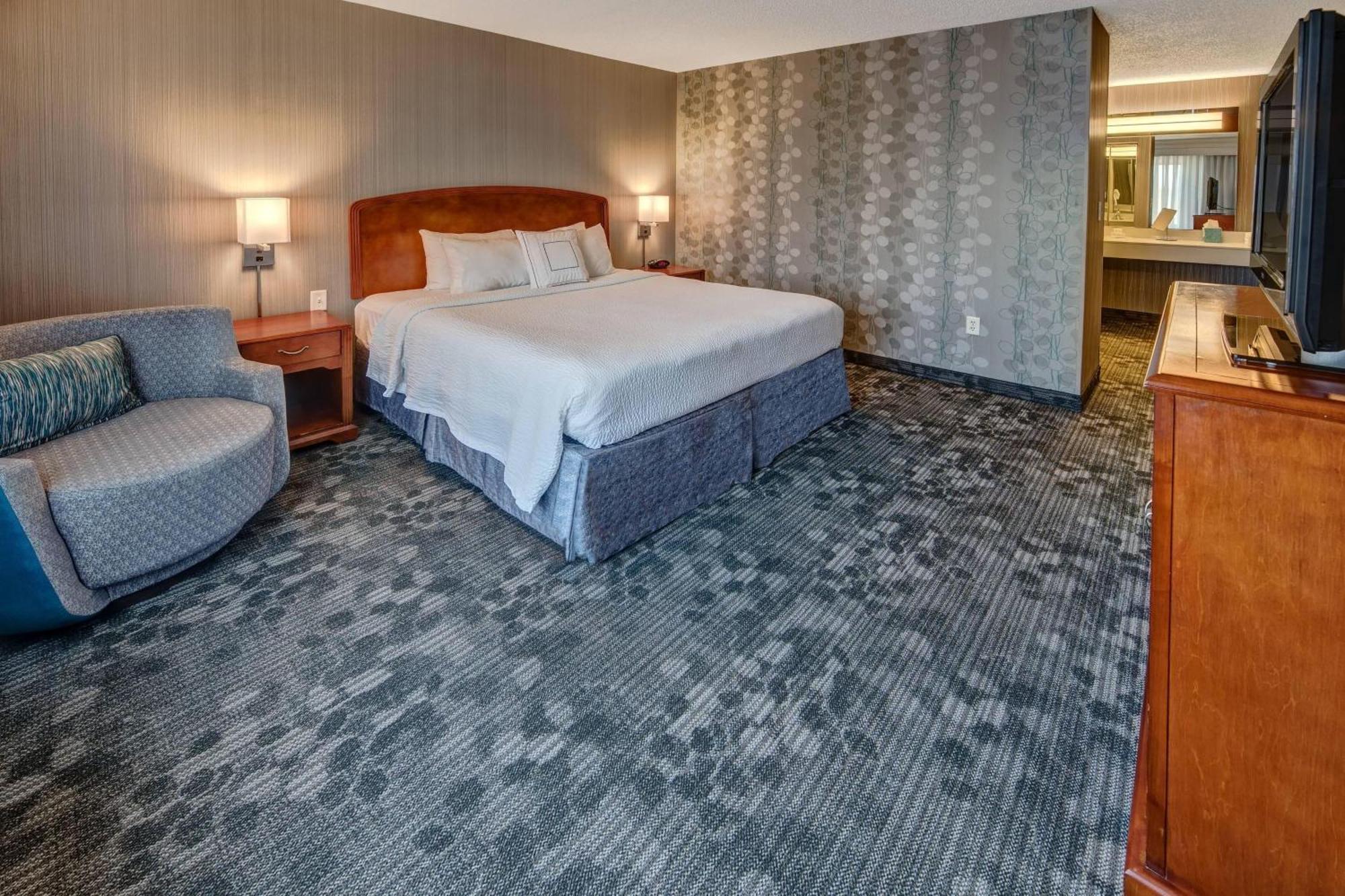One-Bedroom King Suite with Courtyard View, Sofa Bed and Conference Space