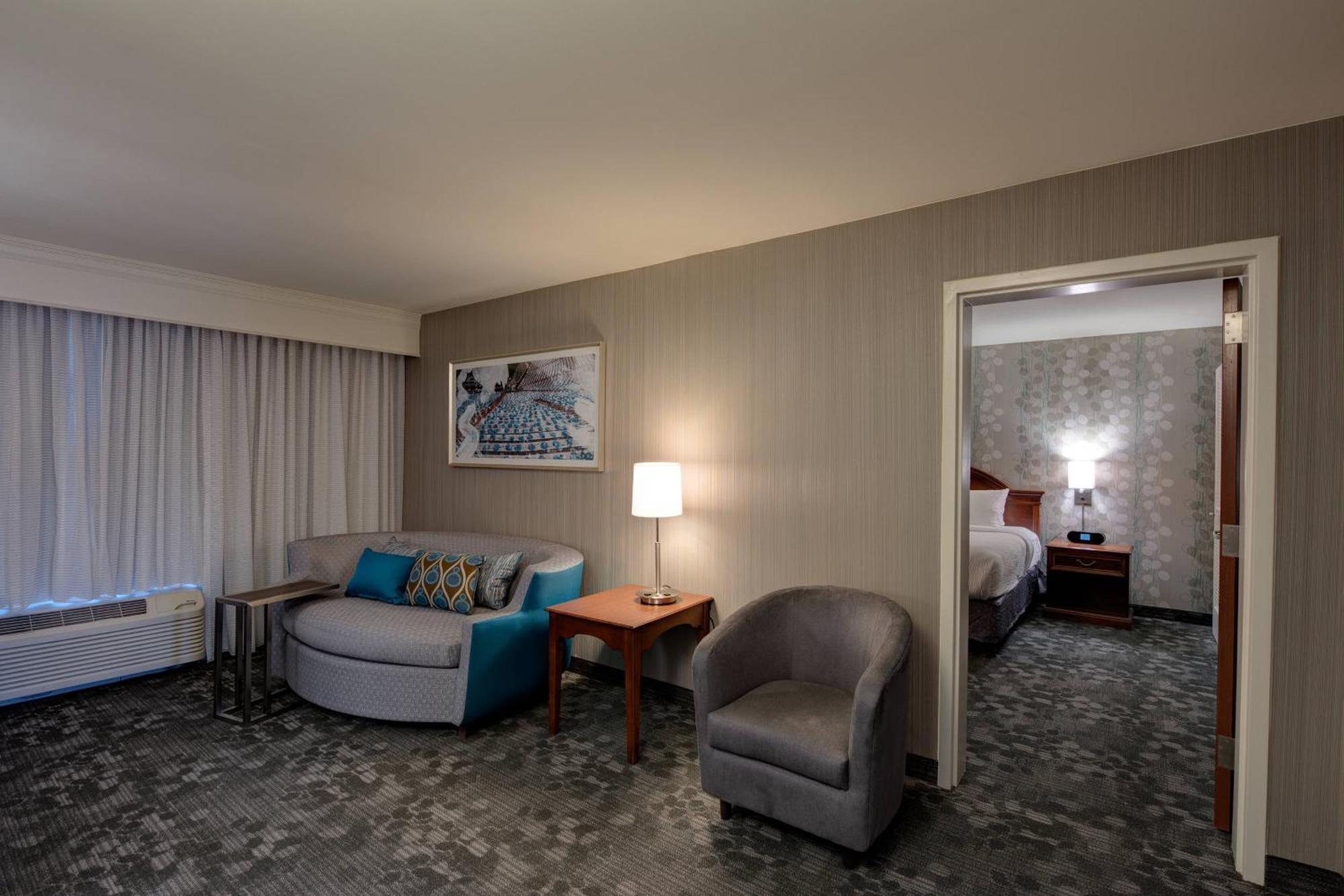 1 Bedroom Executive Suite, 1 King, Sofa bed,1632246524:JPEG