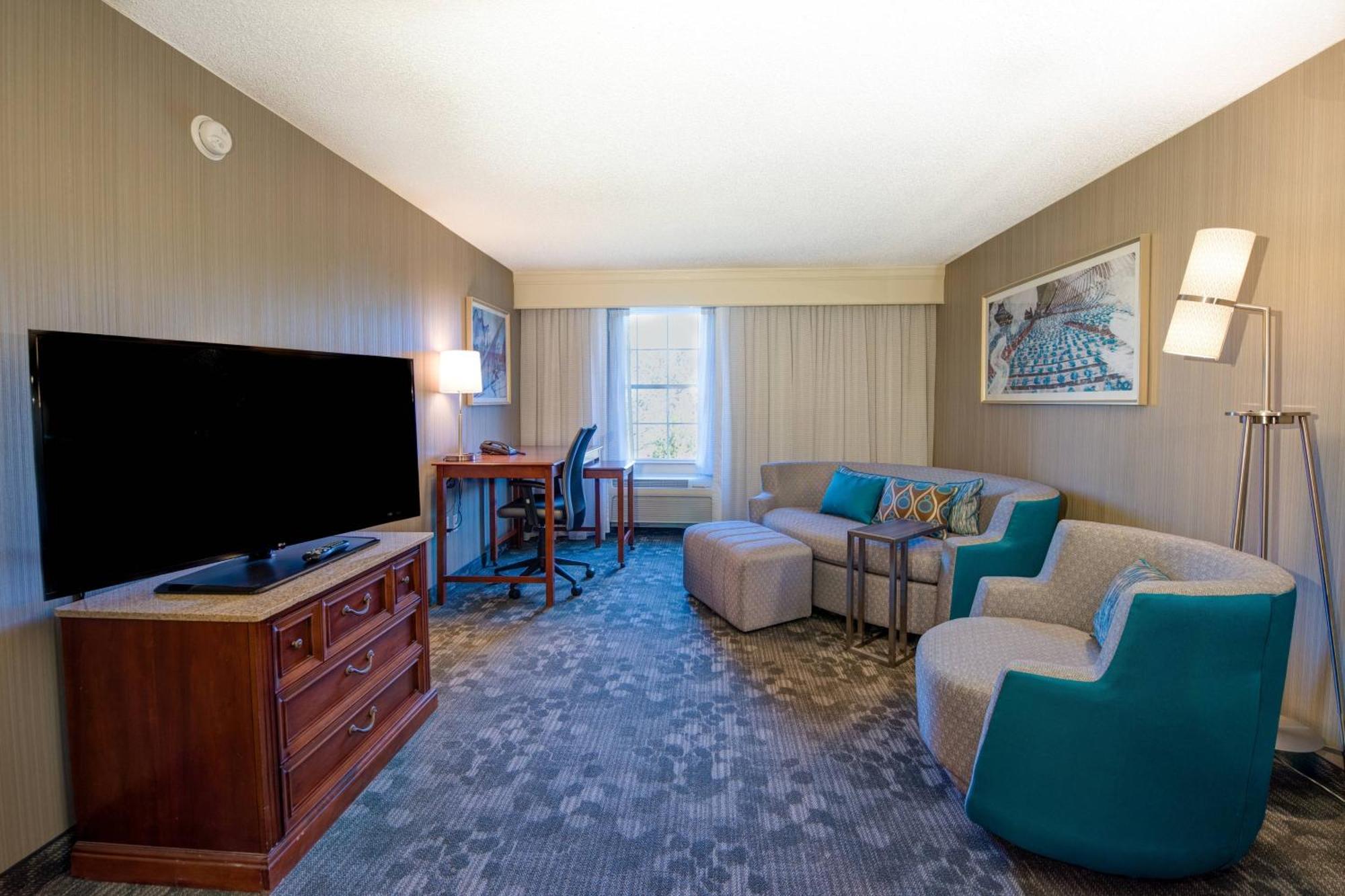 Suite, 1 King, Sofa bed,1632246538:JPEG