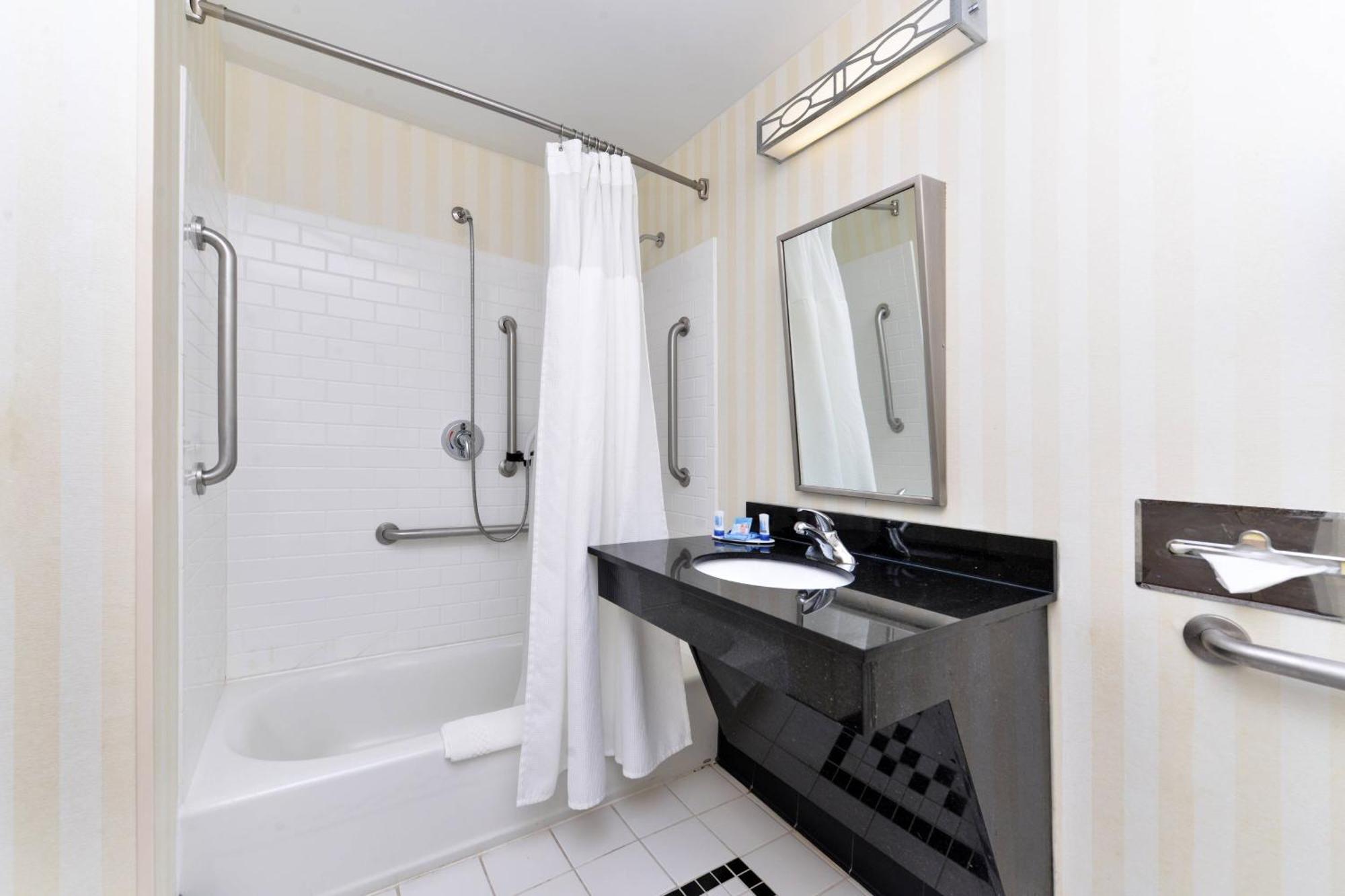 King Room with Bathtub - Mobility Access/Hearing Accessible