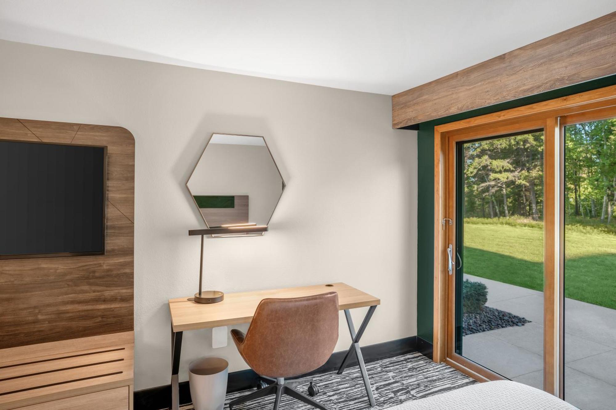 Queen Suite with Two Queen Beds and Private Patio Access - Lake View
