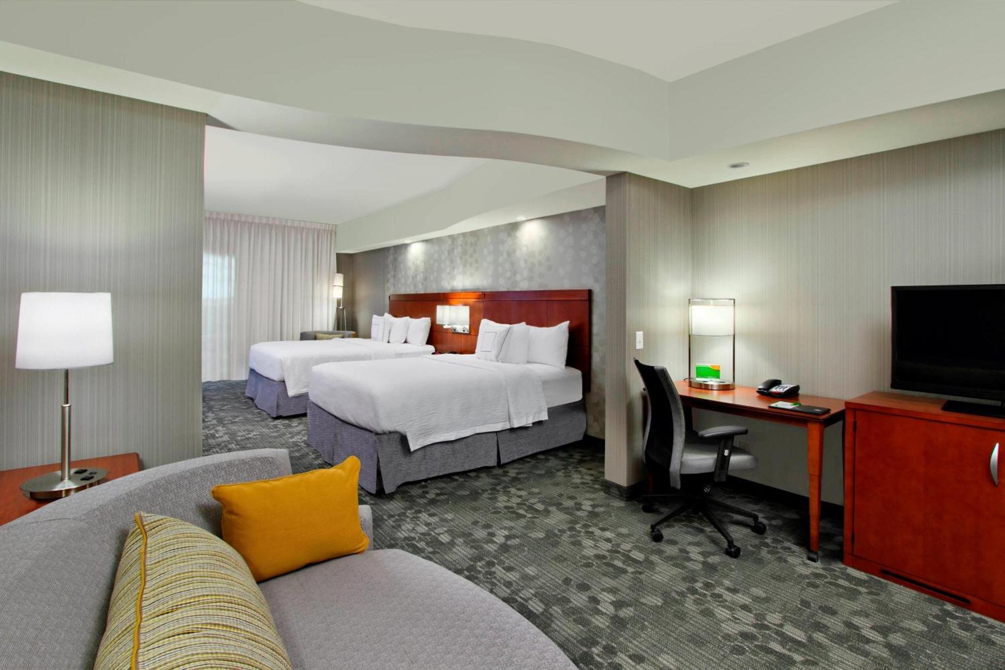 Queen Room with Two Queen Beds, Bathtub and Sofa Bed - Mobility Access