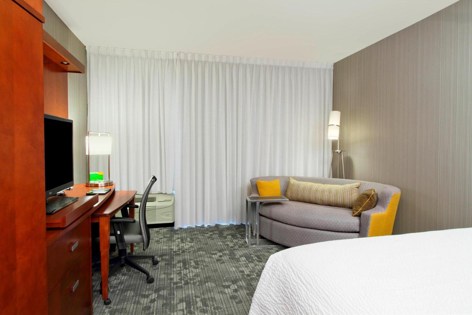 King Room with Bathtub and Sofa Bed - Mobility Access