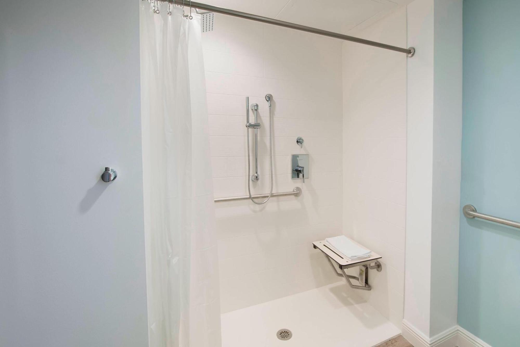 Queen Suite with Two Beds and Balcony - Island View