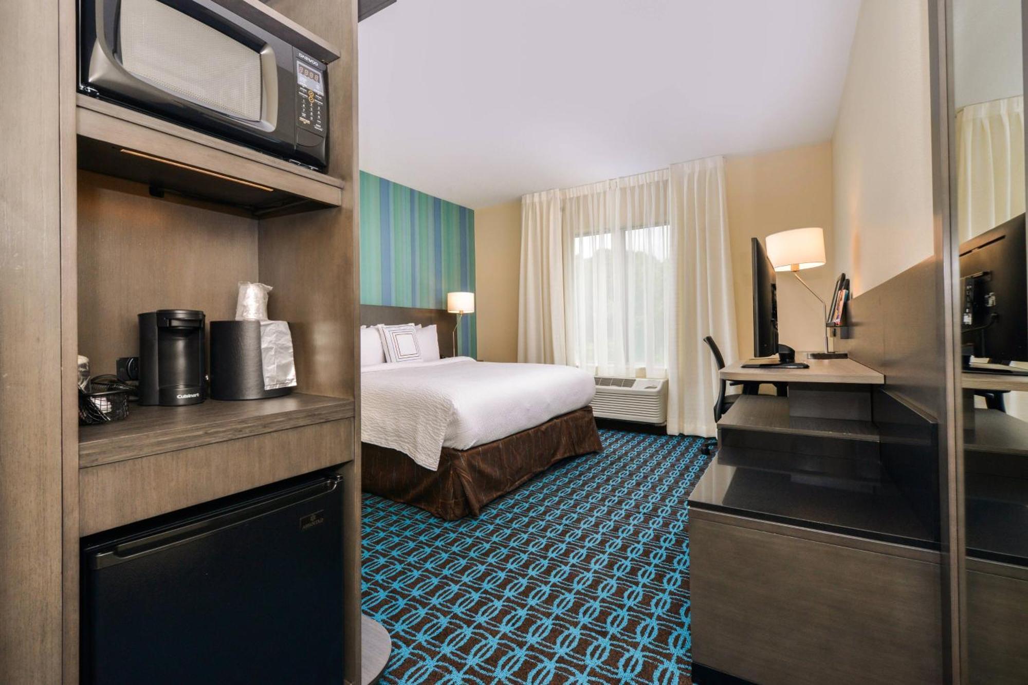 King Room with Roll-In Shower - Mobility Accessible