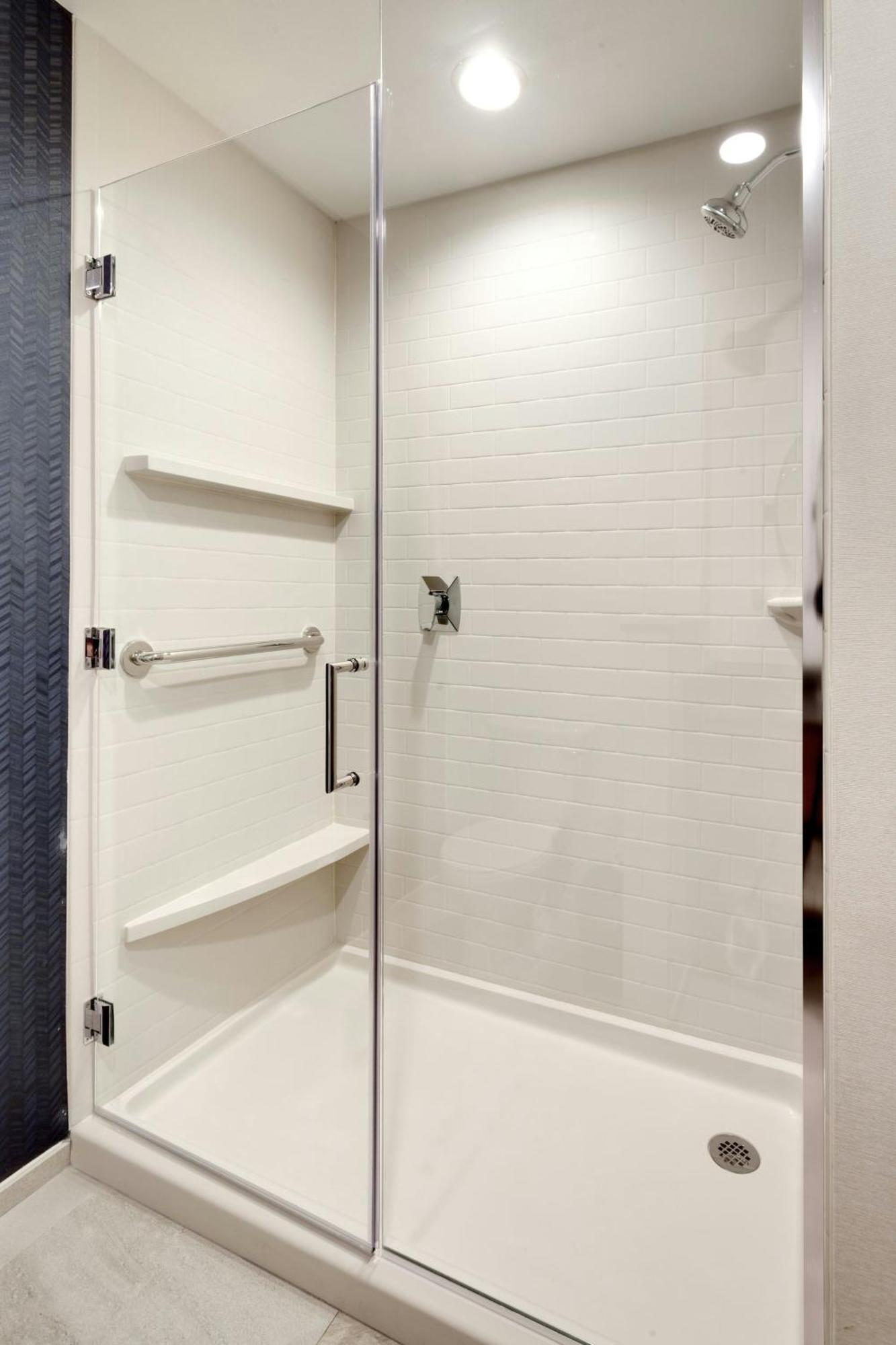 King Room with Bathtub - Mobility Access/Hearing Accessible