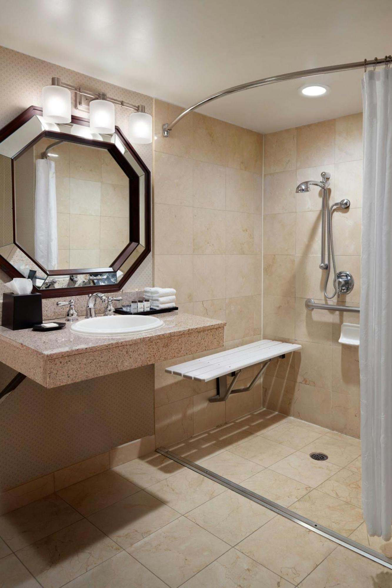 Traditional King Room with Adapted Tub - Mobility Accessible