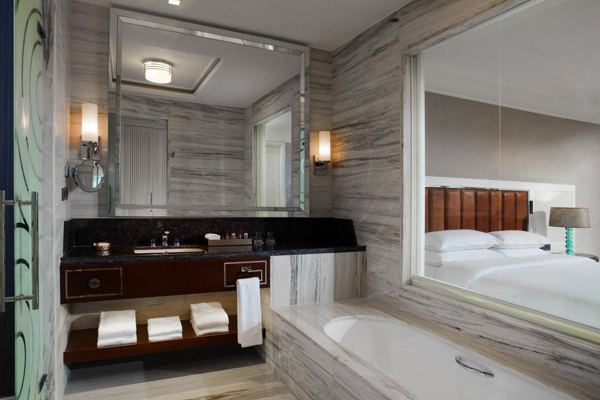 Junior Suite mit 1 Schlafzimmer mit Kingsize-Bett, Flussblick und Zugang zur Clublounge