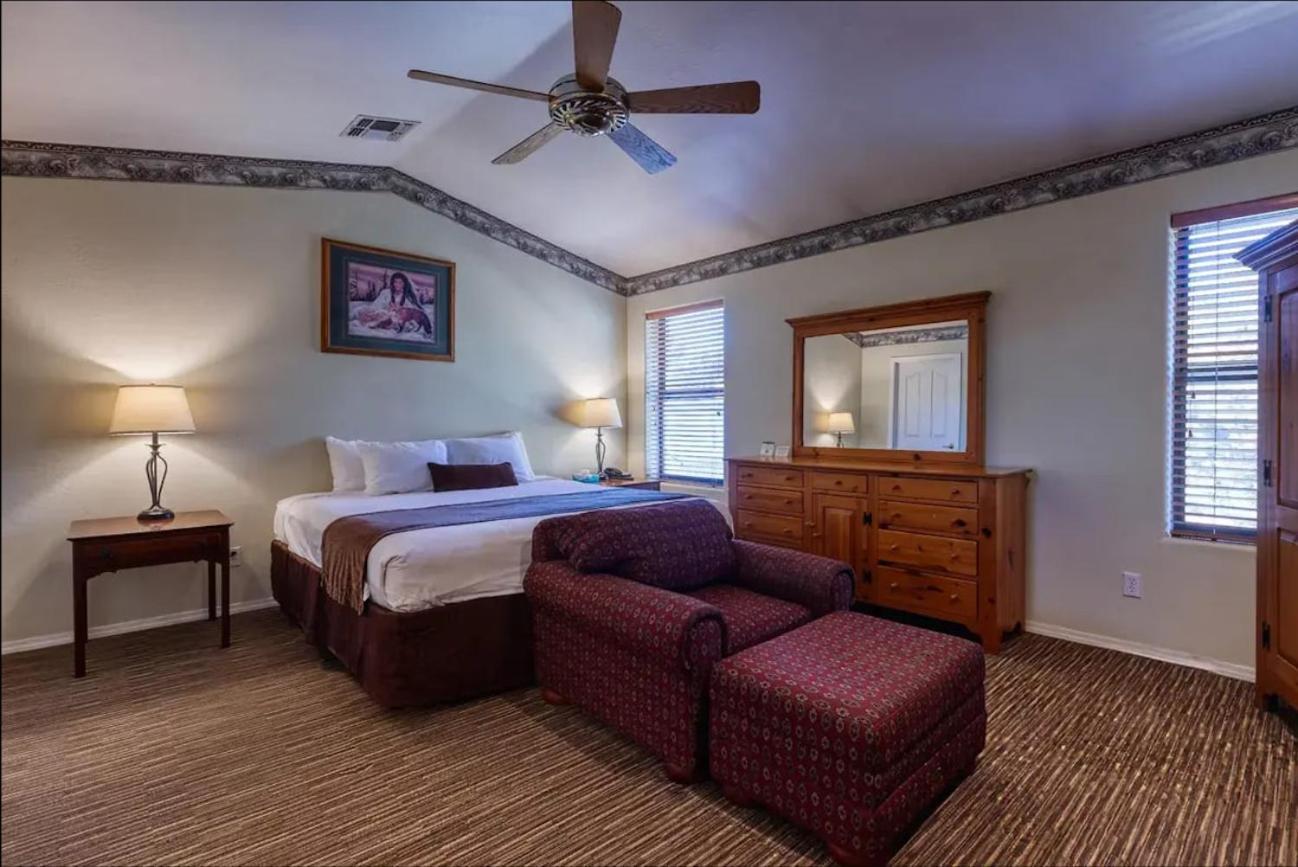 Classic One-Bedroom Apartment with King Bed