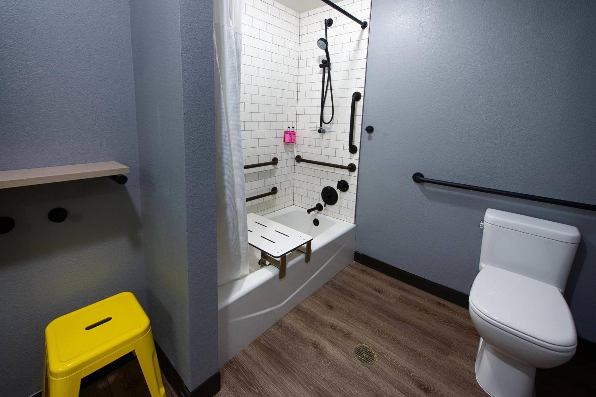 Queen Room with Mobility Accessible Tub