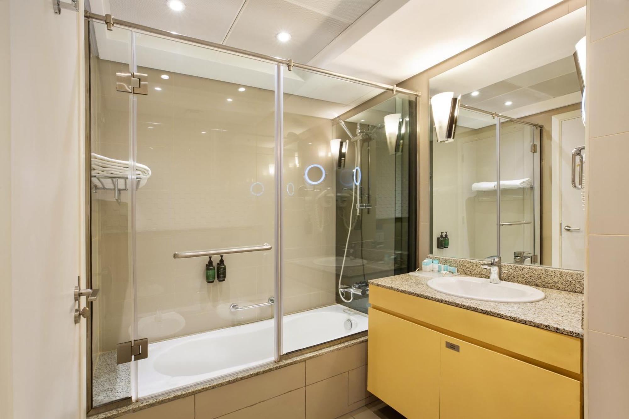 Deluxe King Room with 20% Discount on Laundry and 15% Discount on Food & Beverage,1636780112:JPEG