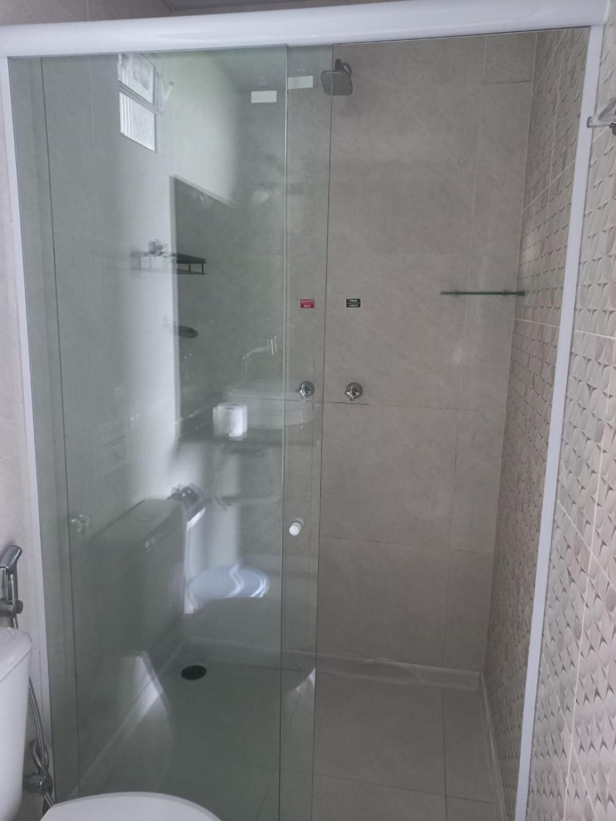 Suíte com Cama King-size e Banheira de Hidromassagem