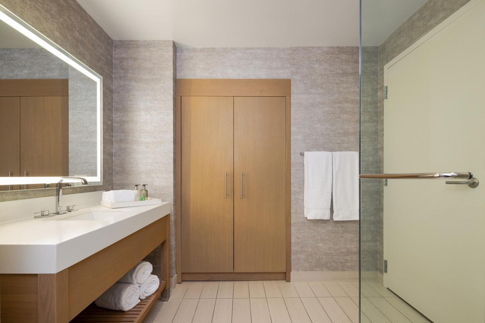Superior King Suite