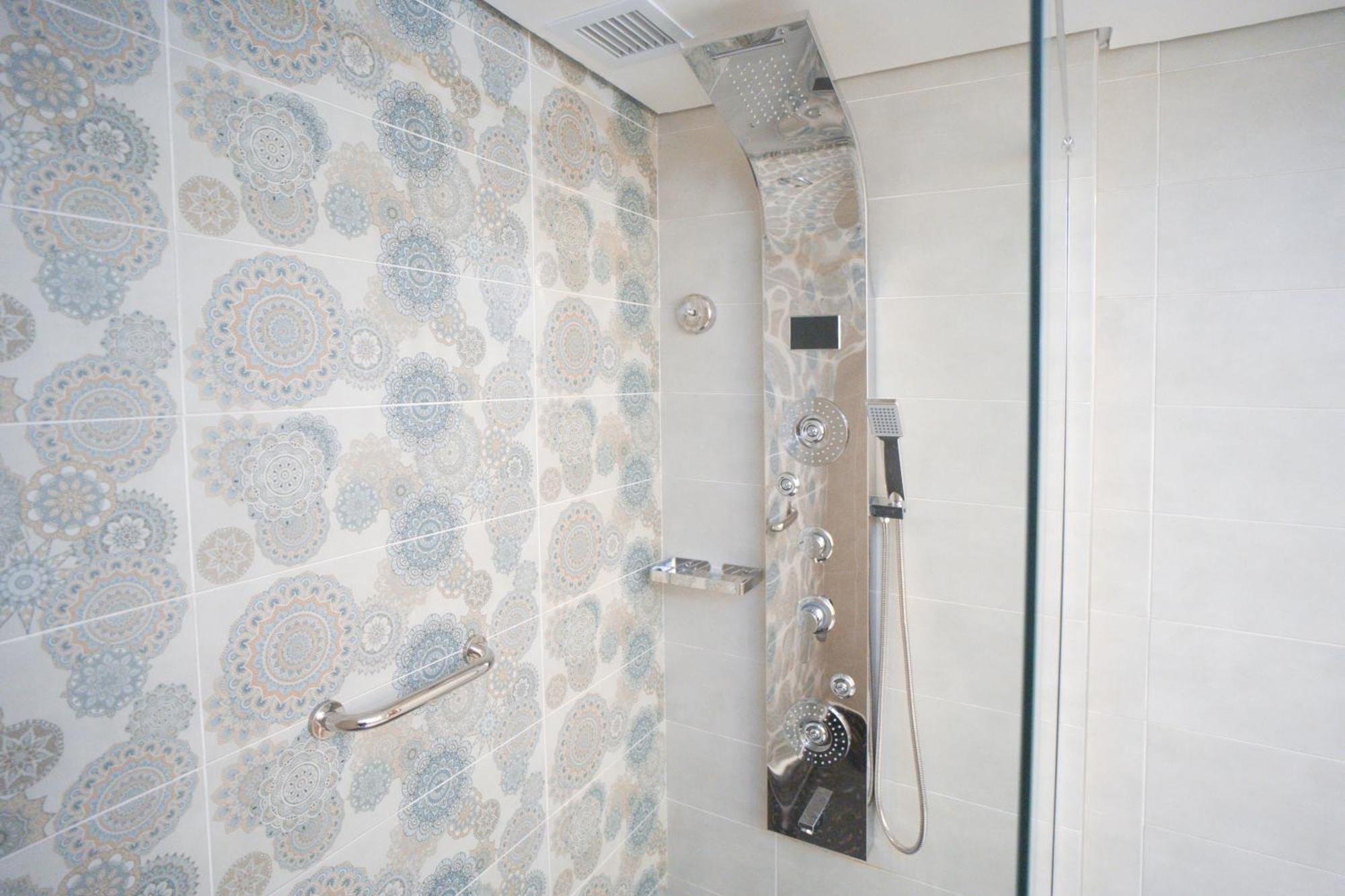 Zimmer mit Kingsize-Bett und Whirlpool