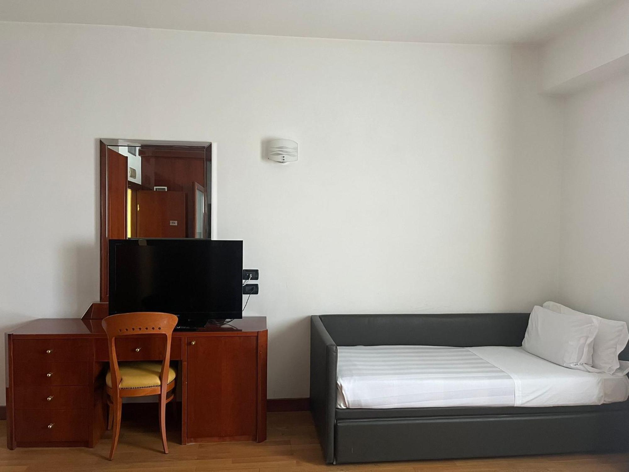 Triple Room,1639551995:JPEG