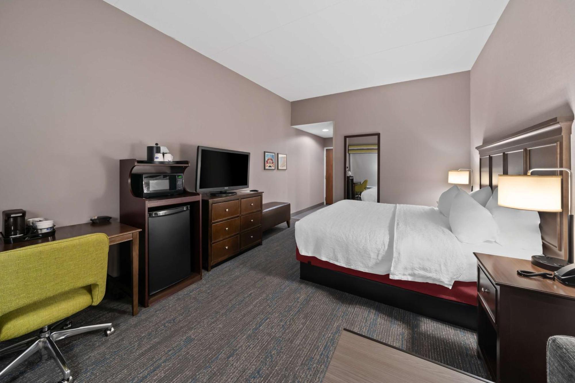 King Room with King Bed - Non-Smoking
