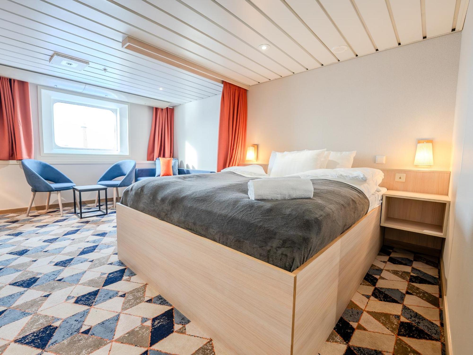 Commodore Class cabin with sea view, 3-berth