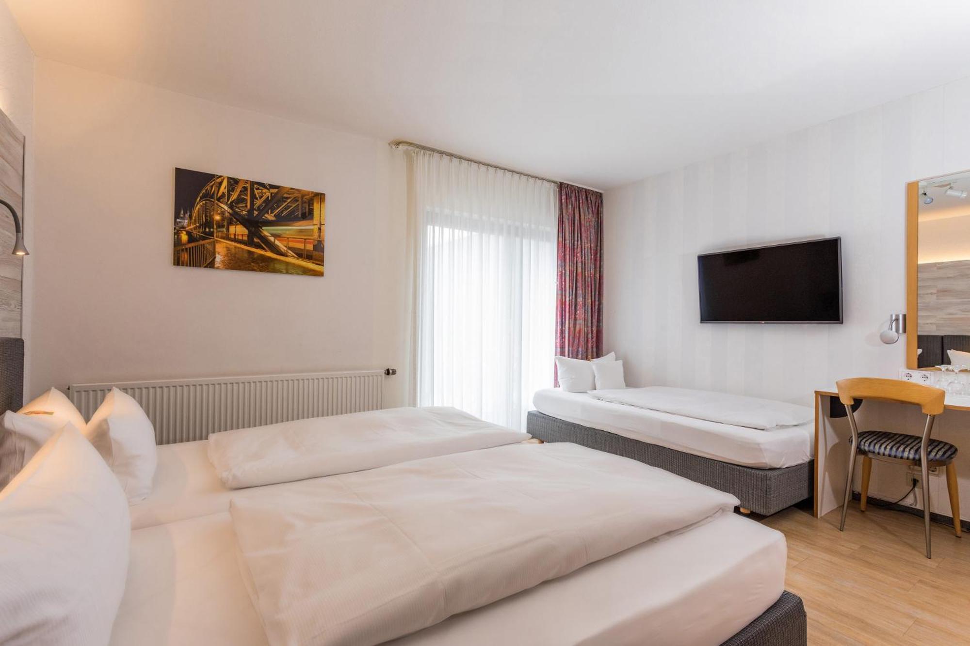 Dreibettzimmer mit Balkon