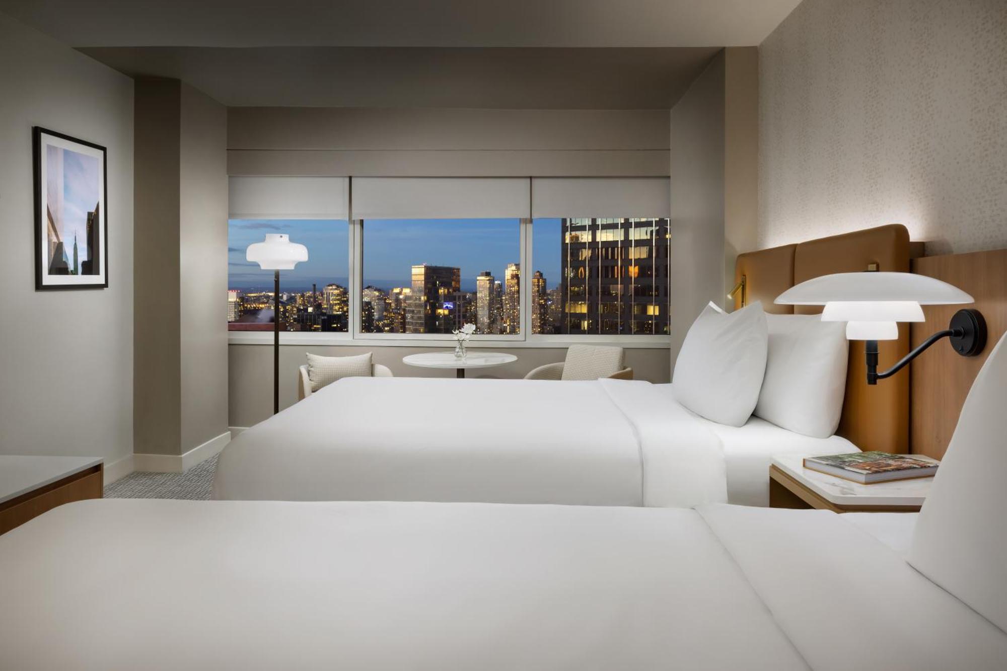 Quarto Duplo com 2 Camas de Casal e Vista da Cidade
