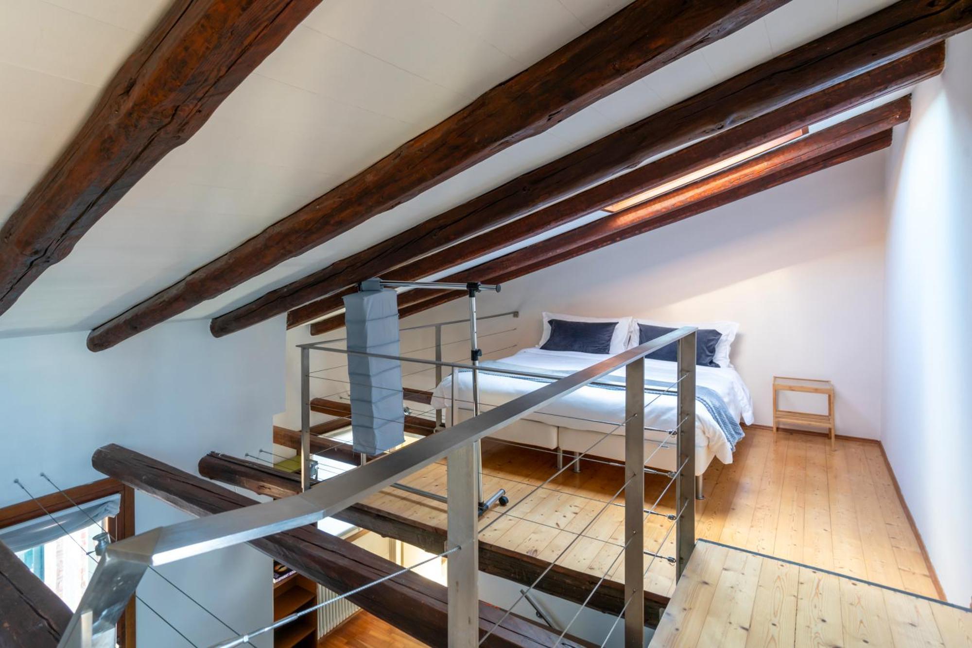 Attic Apartment with Canal View (San Polo 2107)