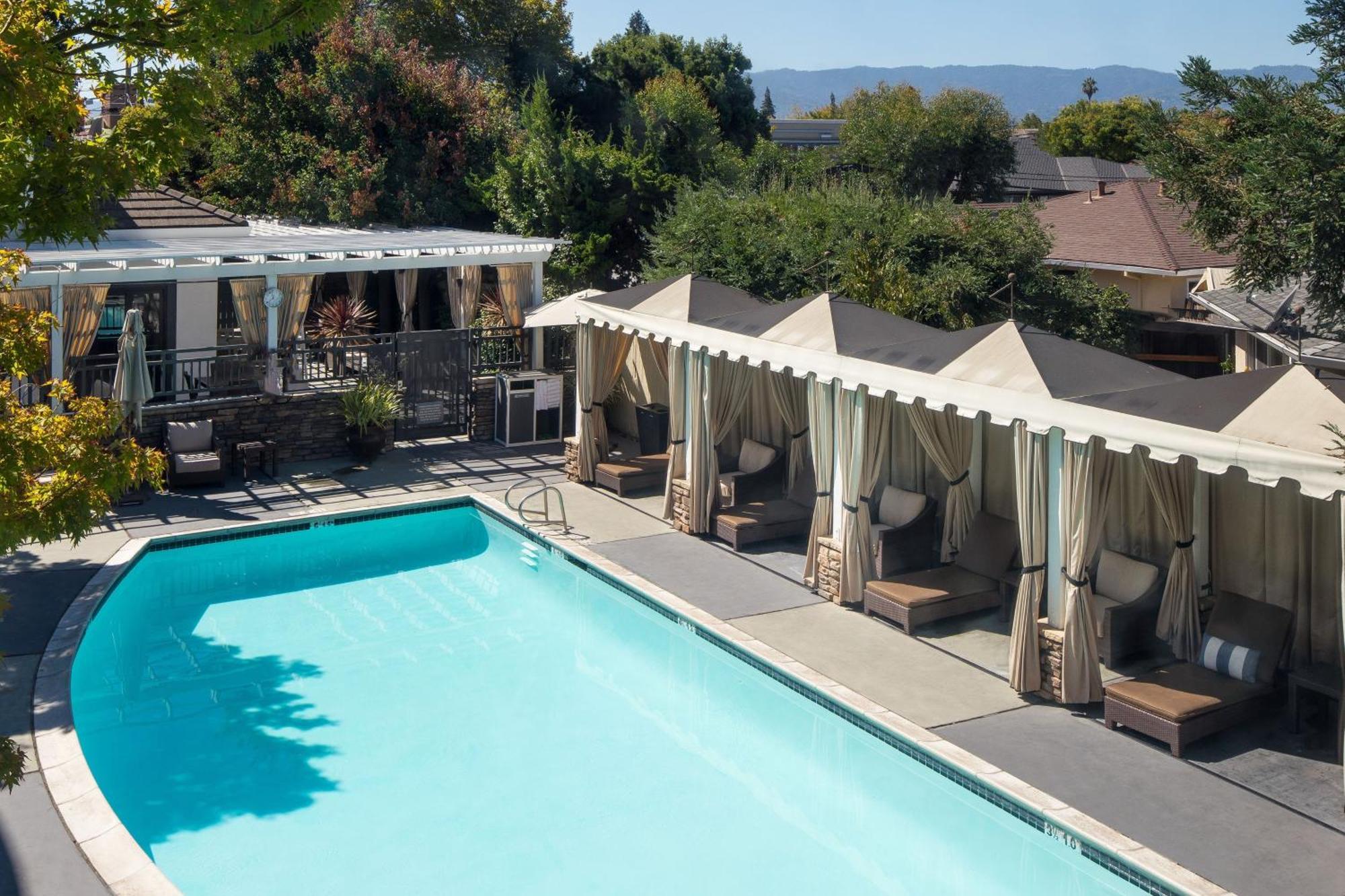 Savvy, Guest room, 2 Queen, Pool view
