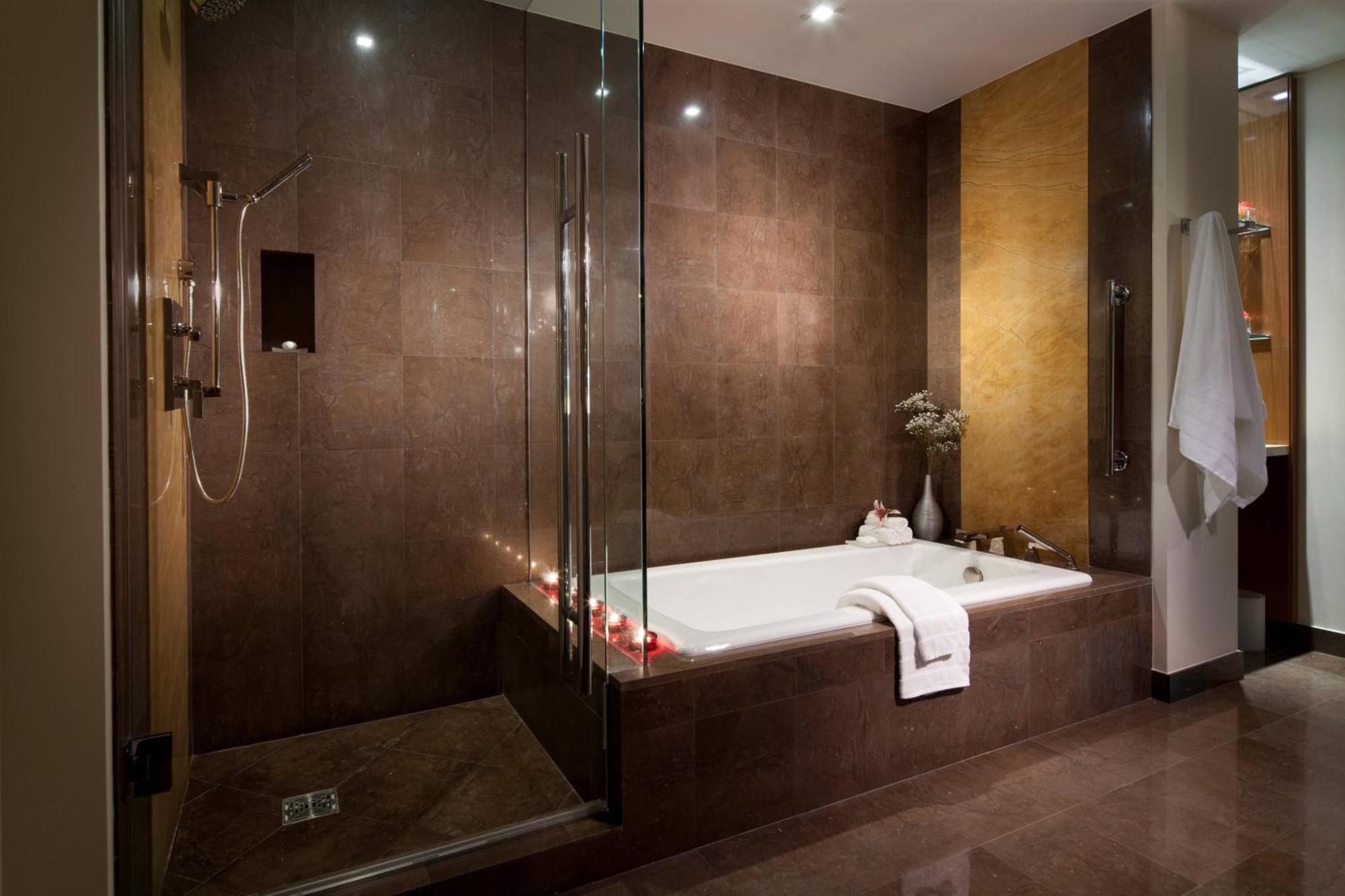 1 Bedroom Executive Suite, 1 King,  City view (Mobility and Hearing Accessible w/ Roll-in Shower)
