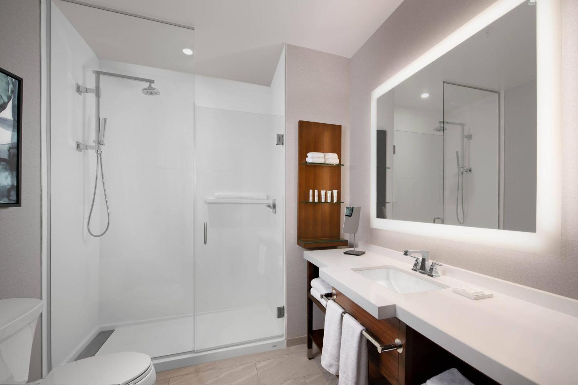 Courtyard King Room - High Floor