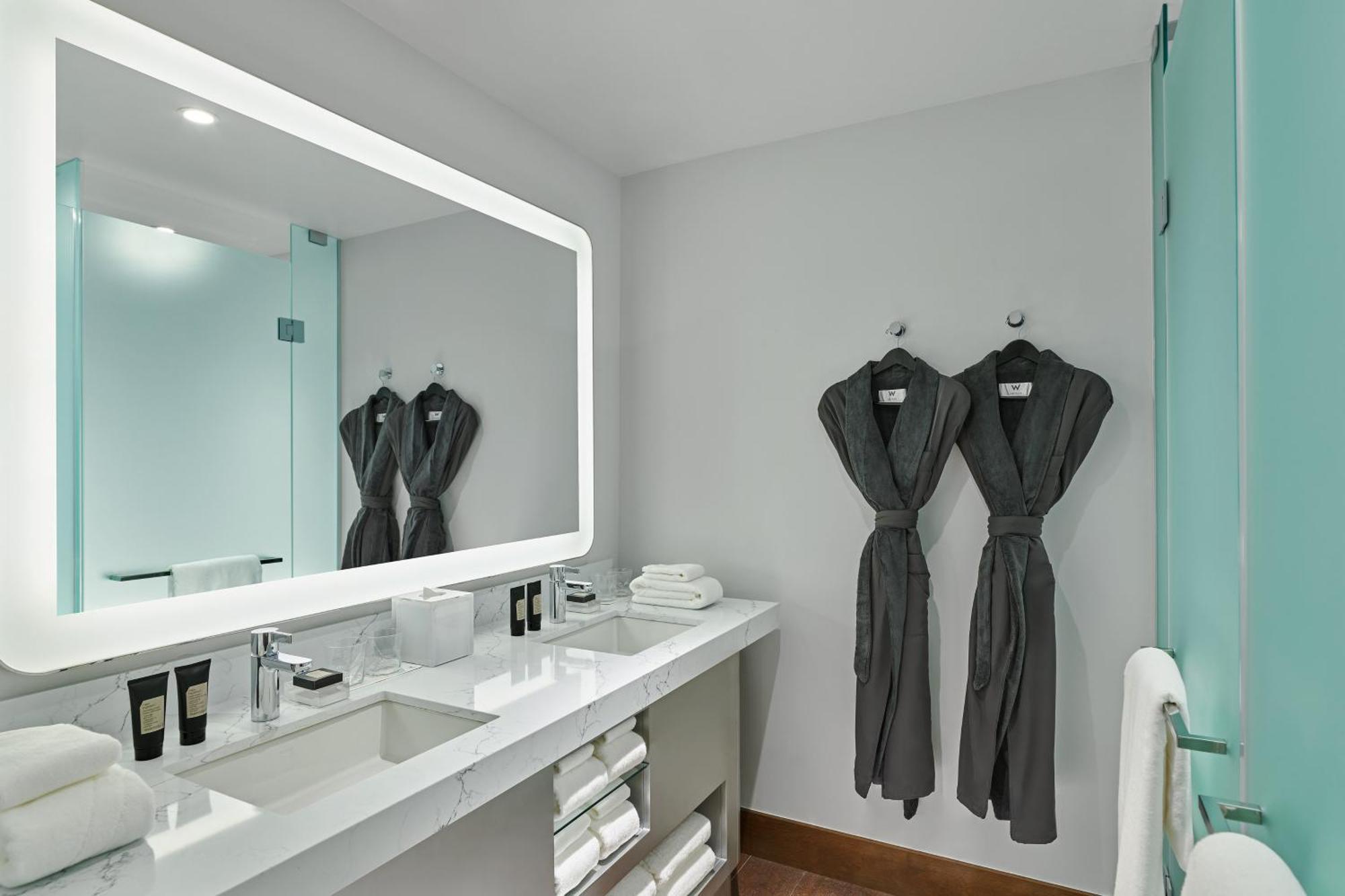 Queen Room with Street View