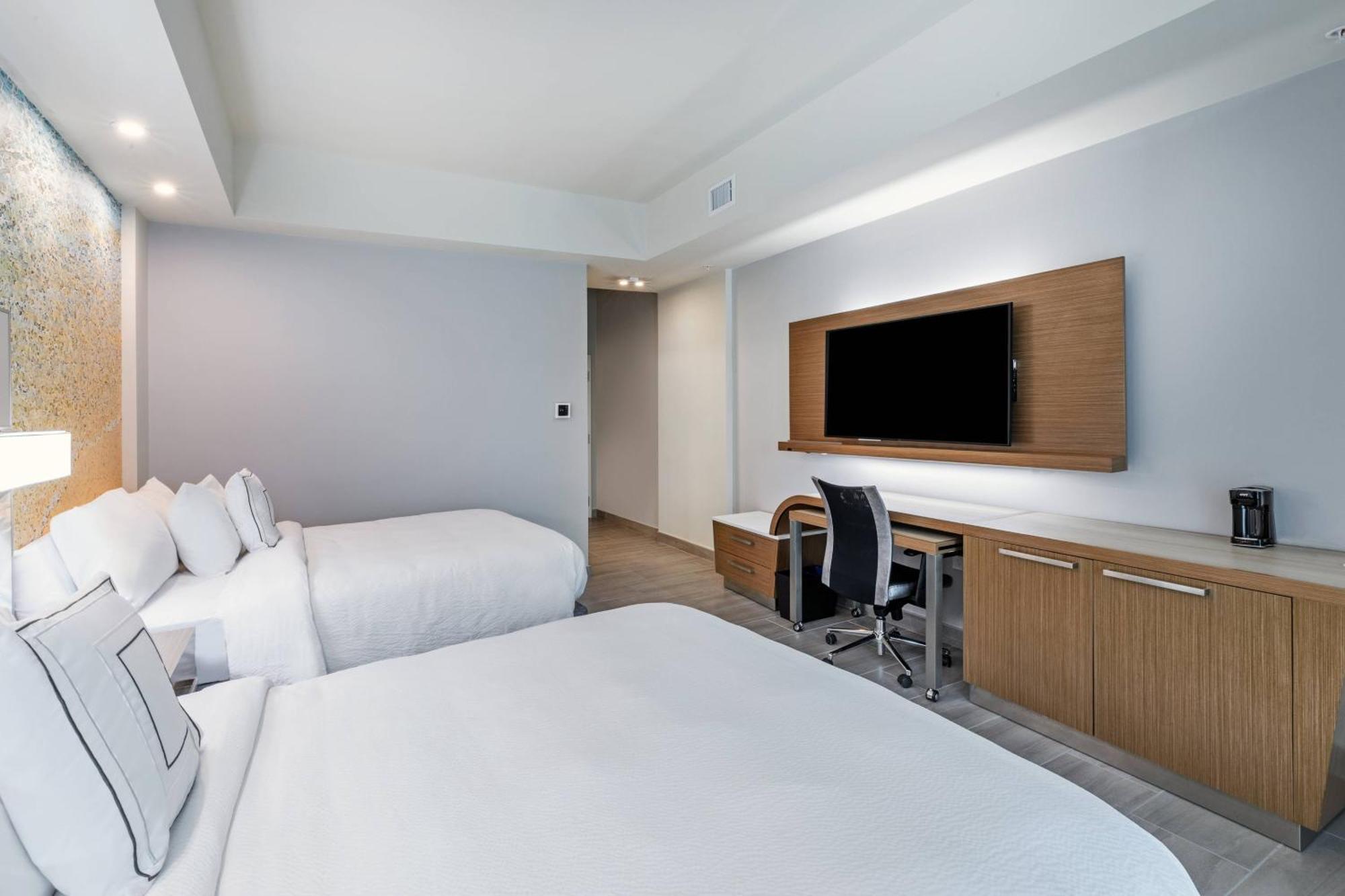 Queen Room with Two Queen Beds and Bathtub - Mobility Access