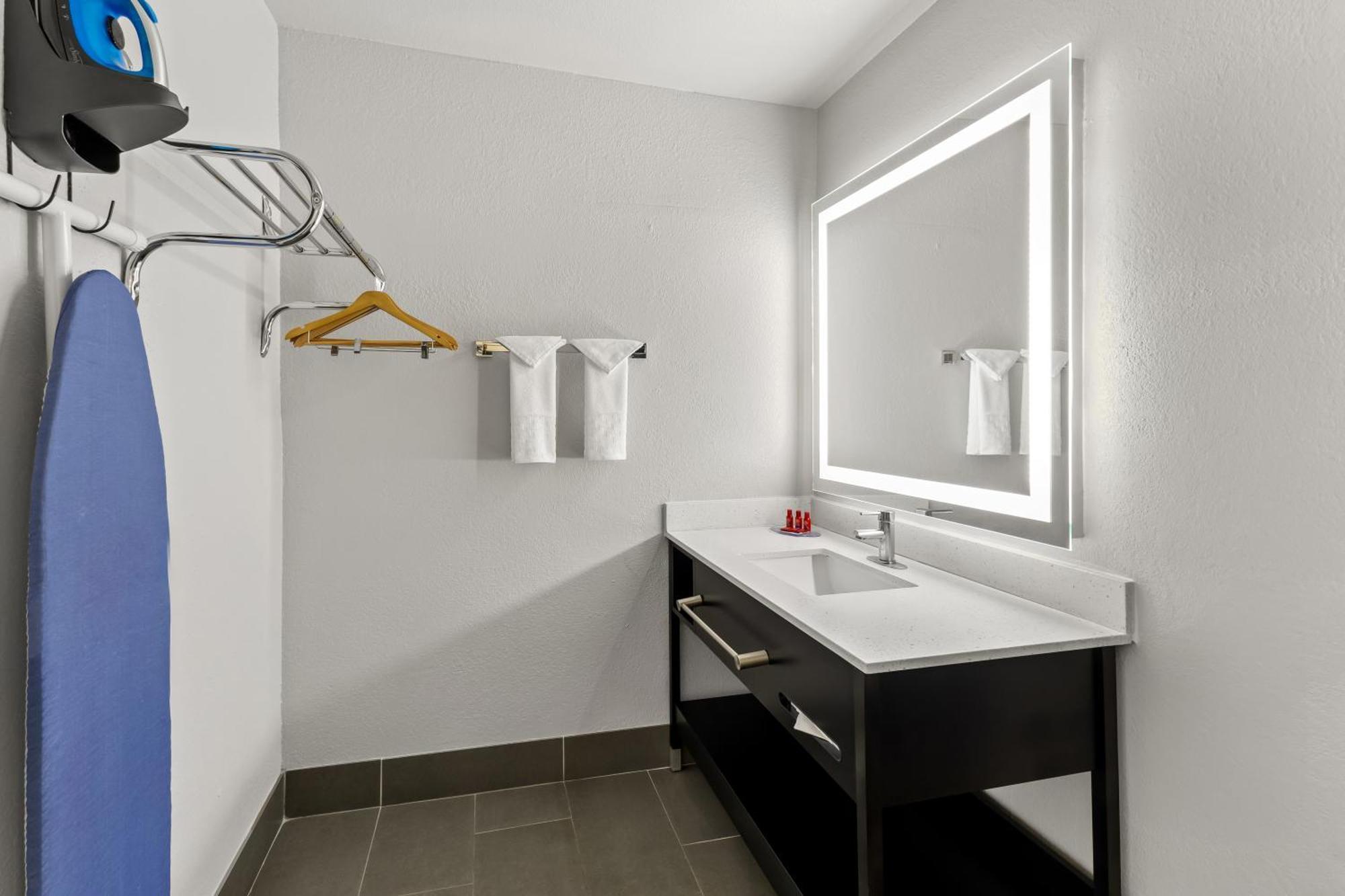 Chambre Lit King-Size avec Baignoire Accessible aux Personnes à Mobilité Réduite - Non-Fumeurs