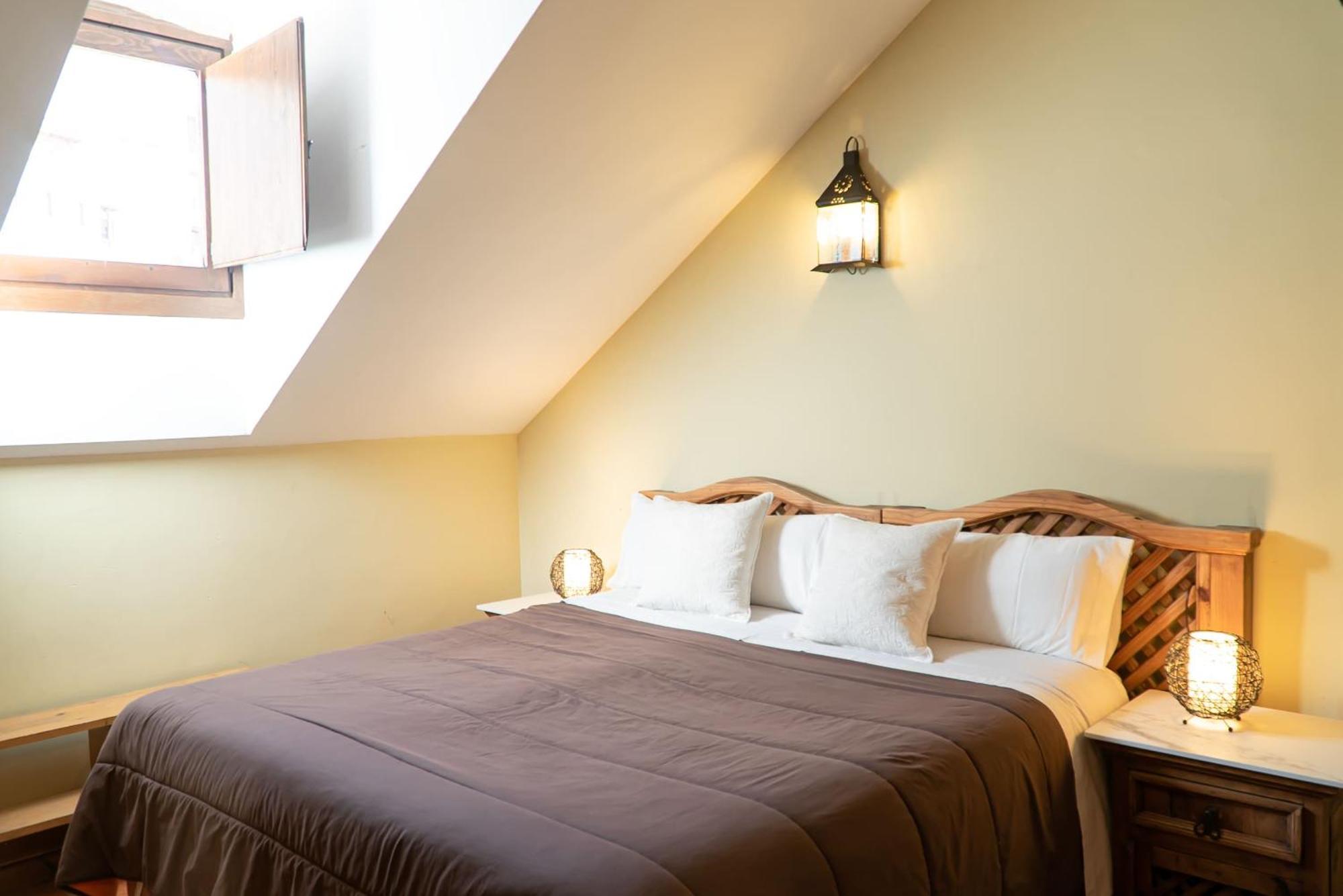 Habitación con cama grande