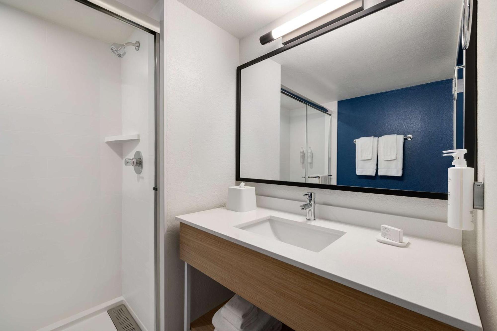 King Room Roll Shower Mobility Access,1651173460:JPEG
